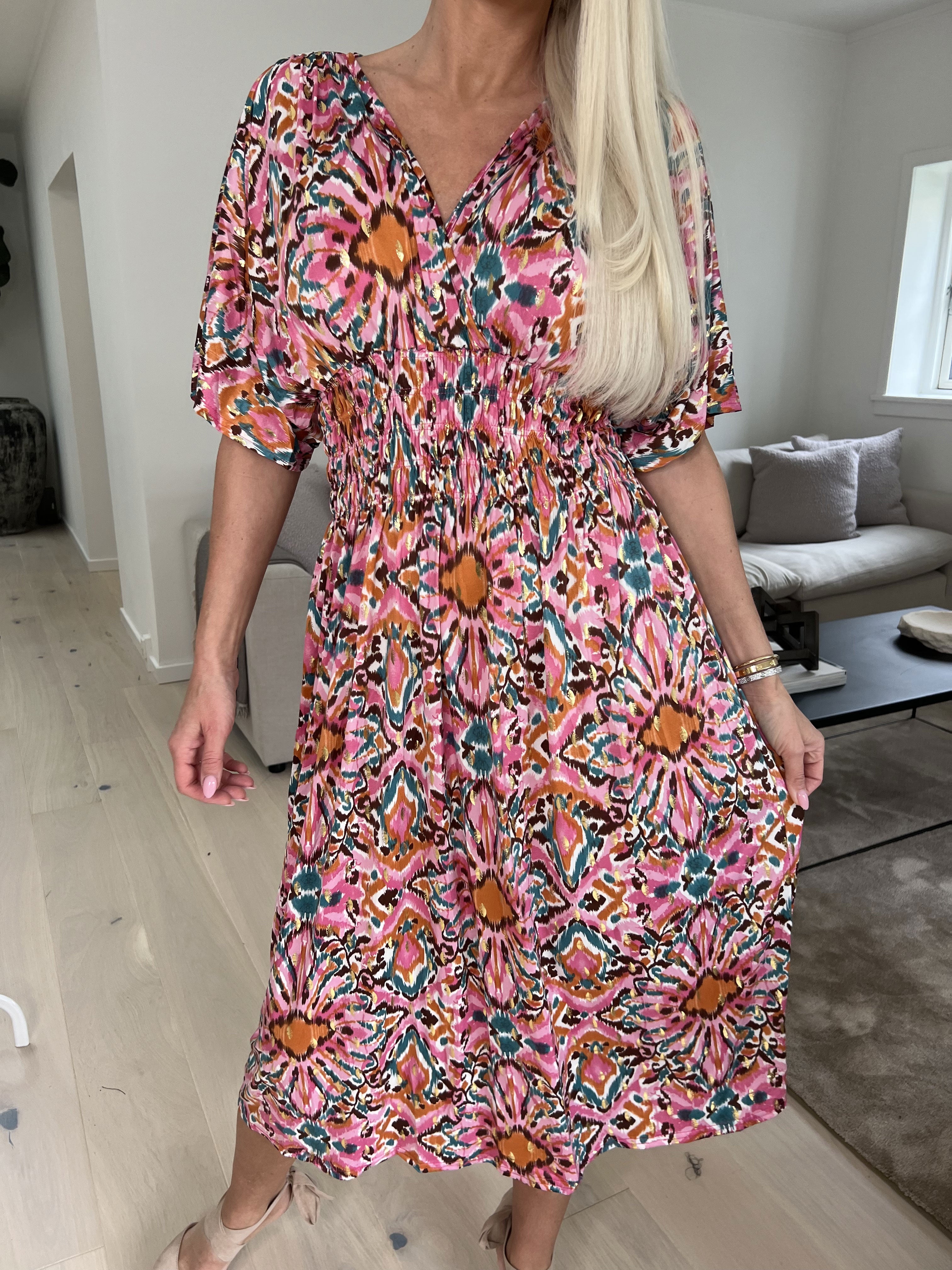 Pams Peacock Midi - Elastik kjole i print med guldmotiver