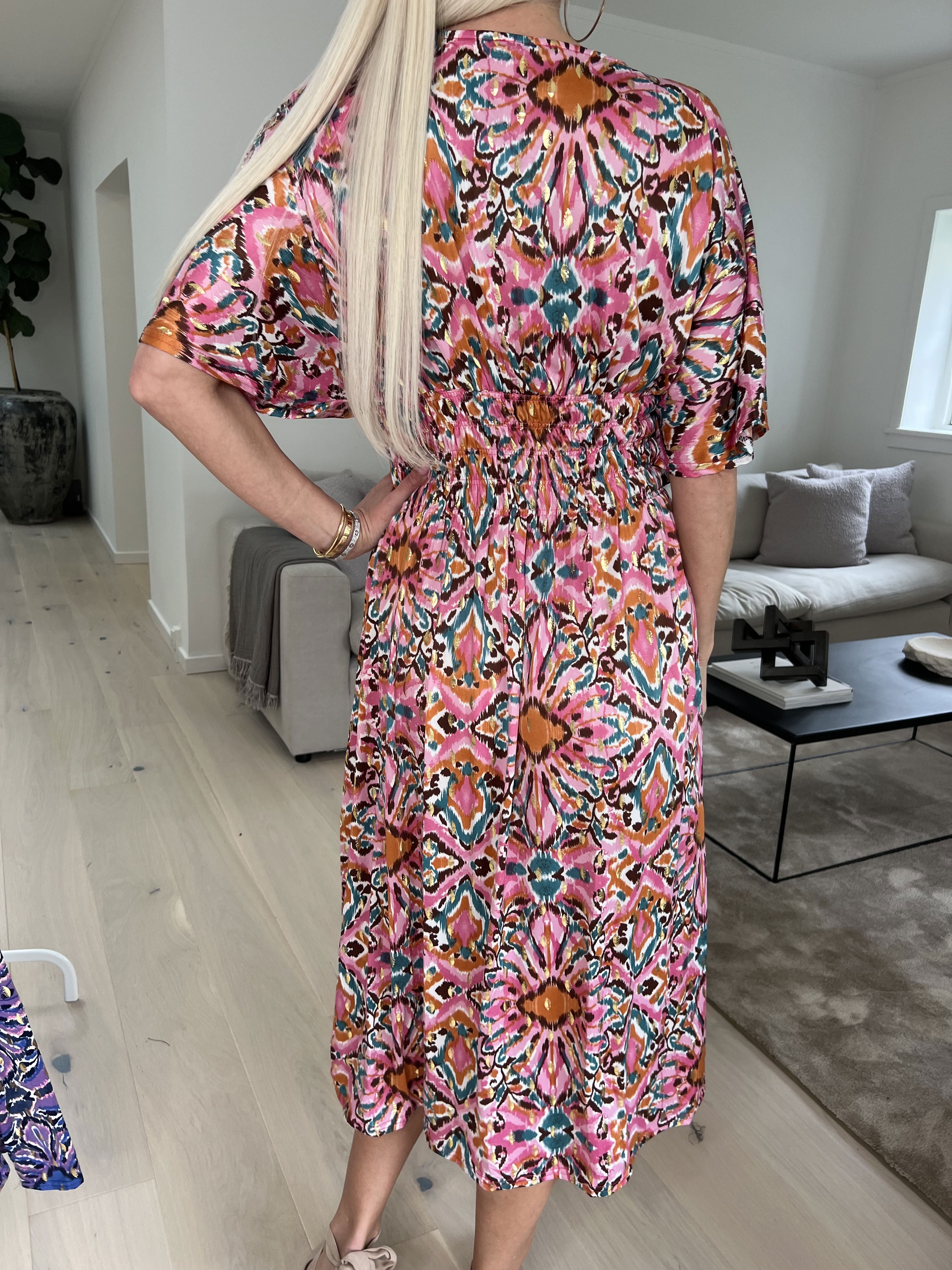 Pams Peacock Midi - Elastik kjole i print med guldmotiver