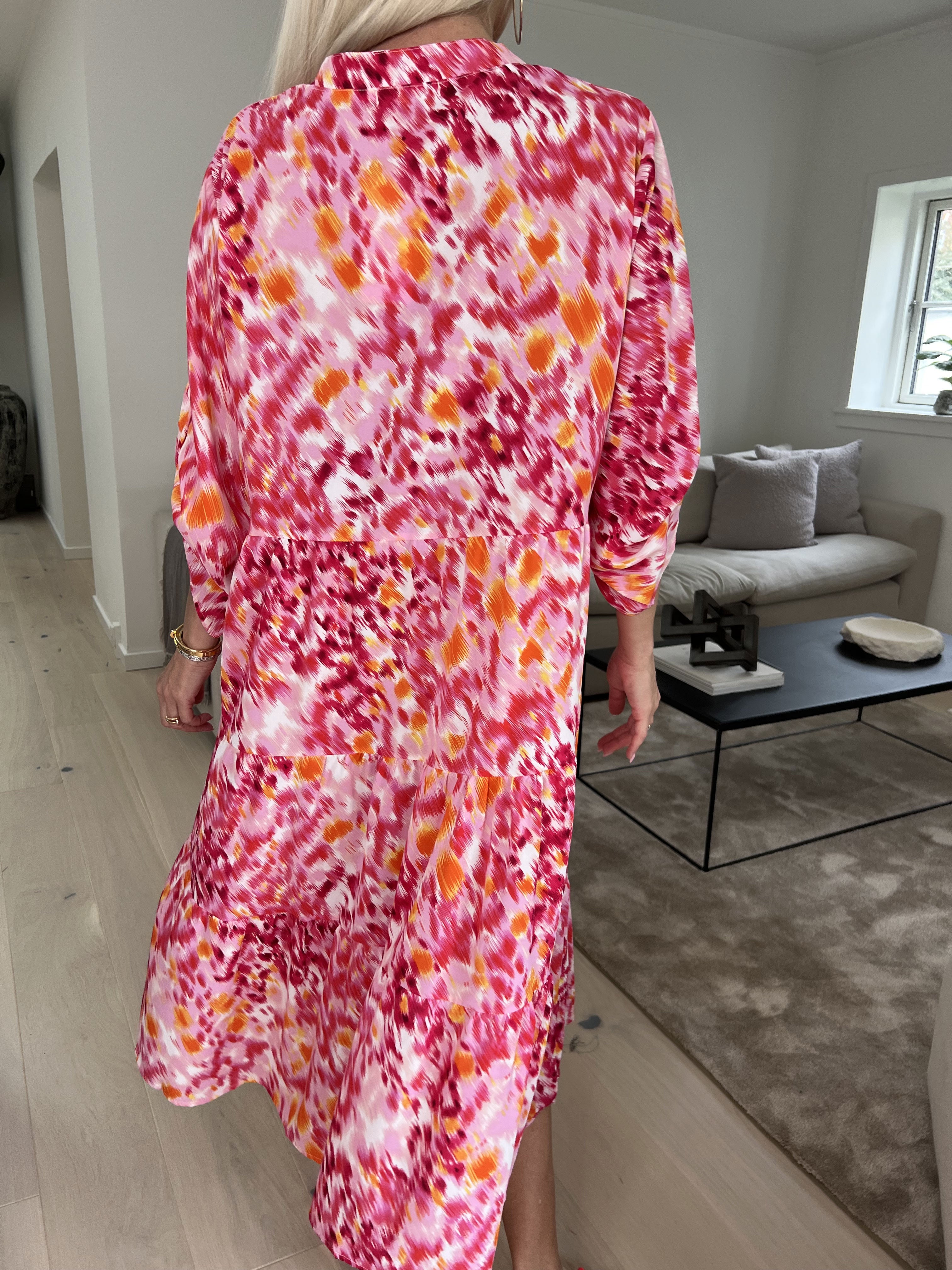 Simone - Sød kjole i flerefarvet print