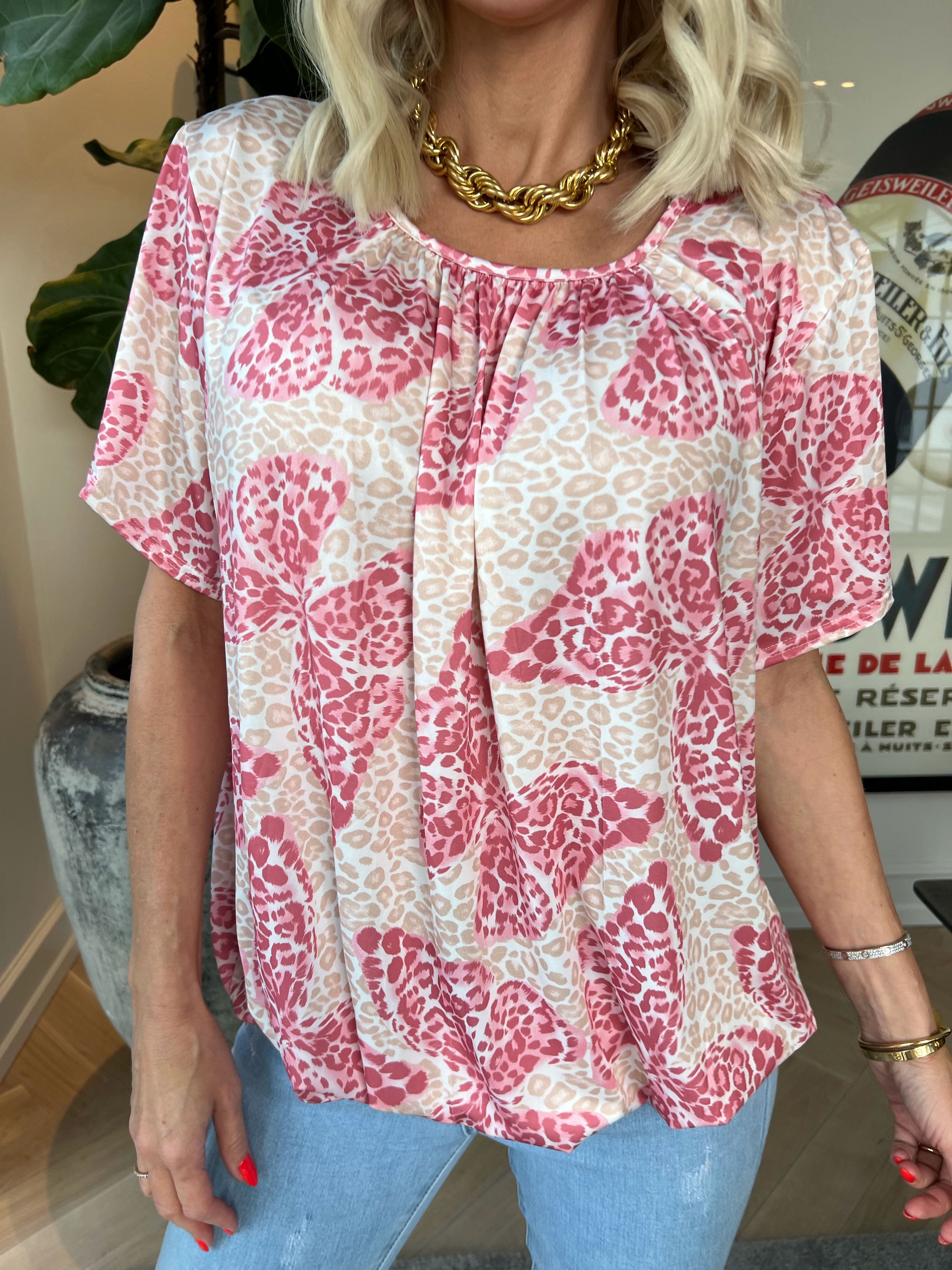 Miracle Butterfly - T-shirt med leopardprint, sommerfugl og elastik i bunden for et loose look