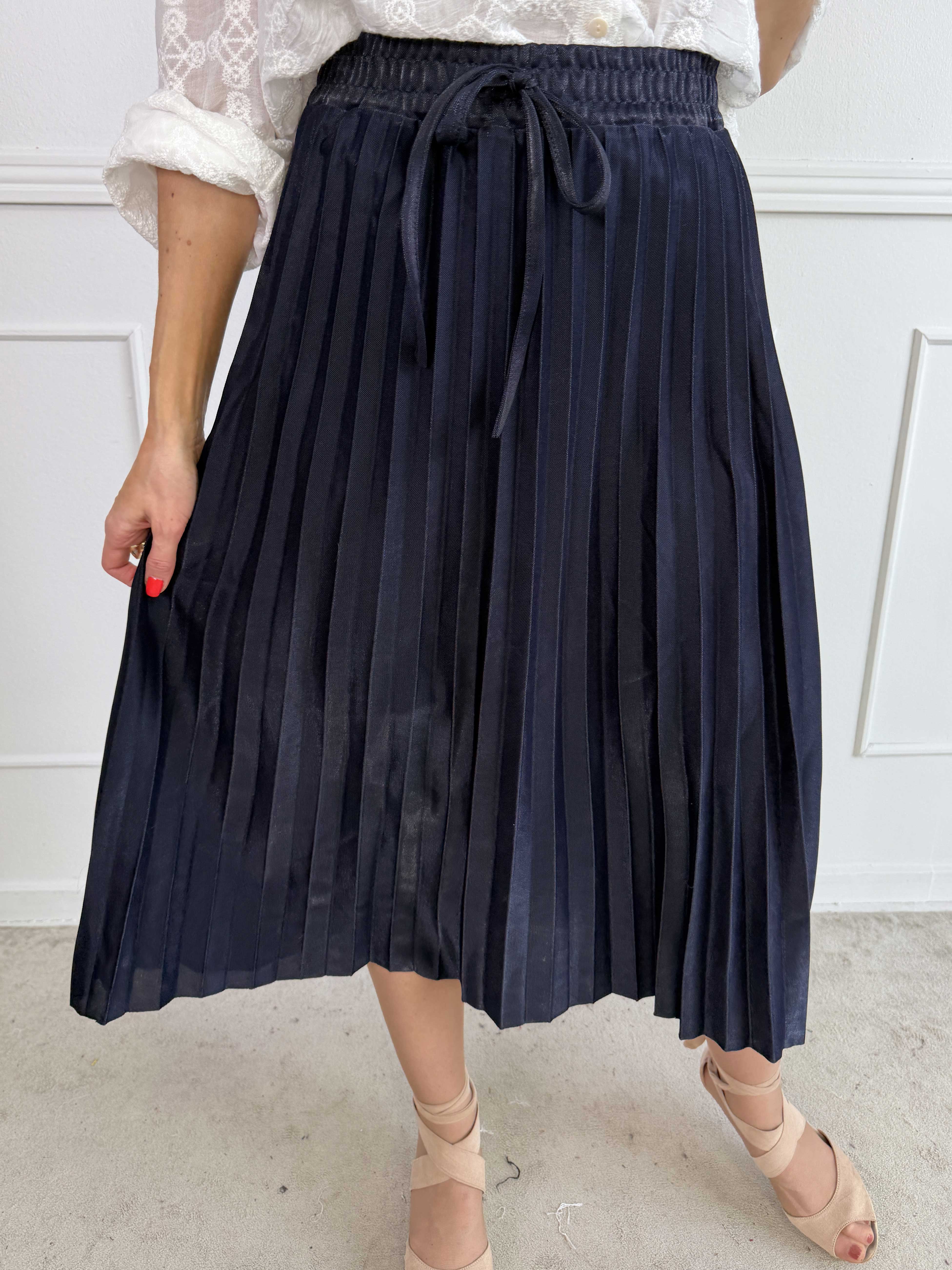 Regitze - Plisseret nederdel i let shiny materiale med elastik i taljen