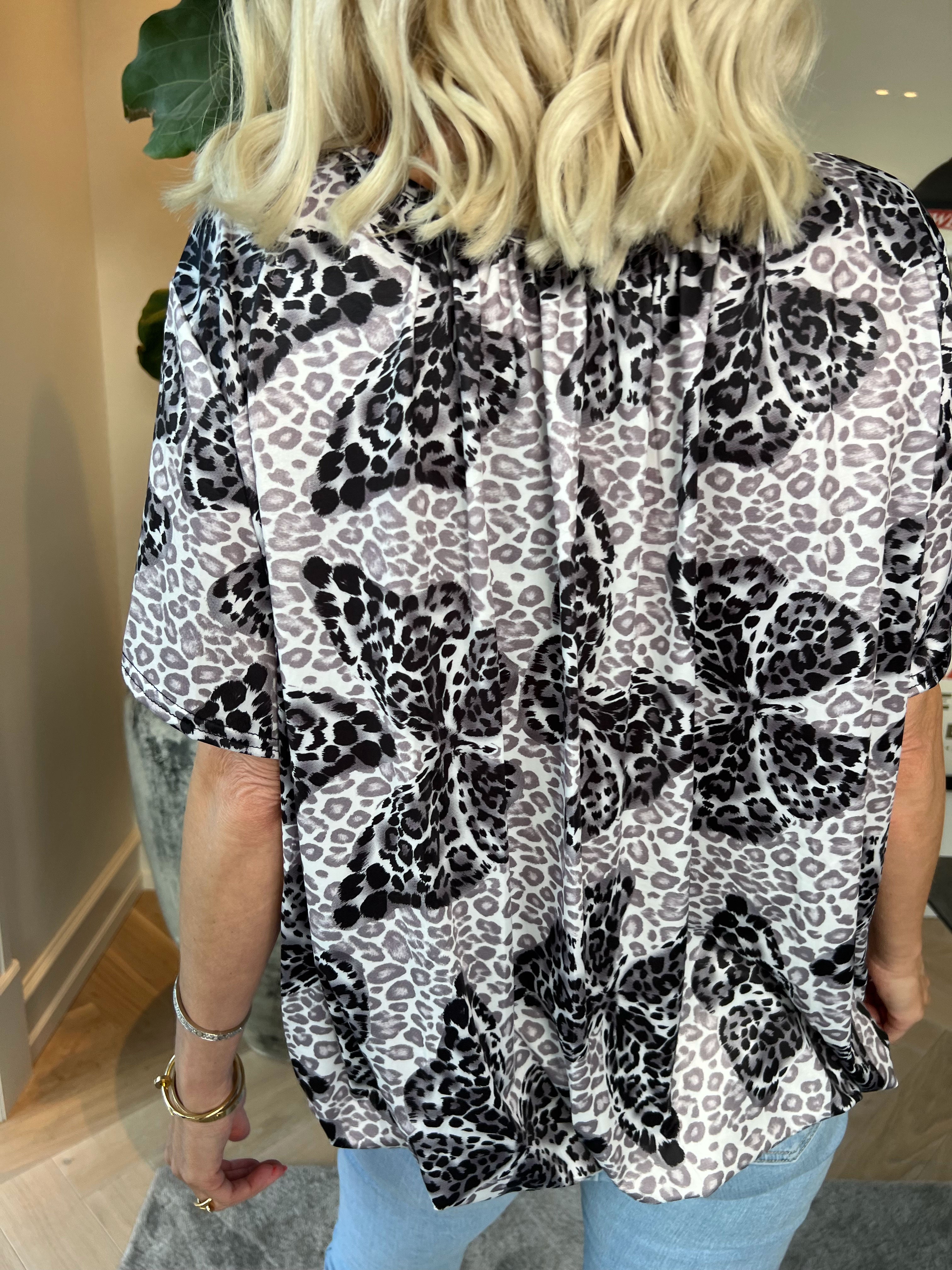 Miracle Butterfly - T-shirt med leopardprint, sommerfugl og elastik i bunden for et loose look