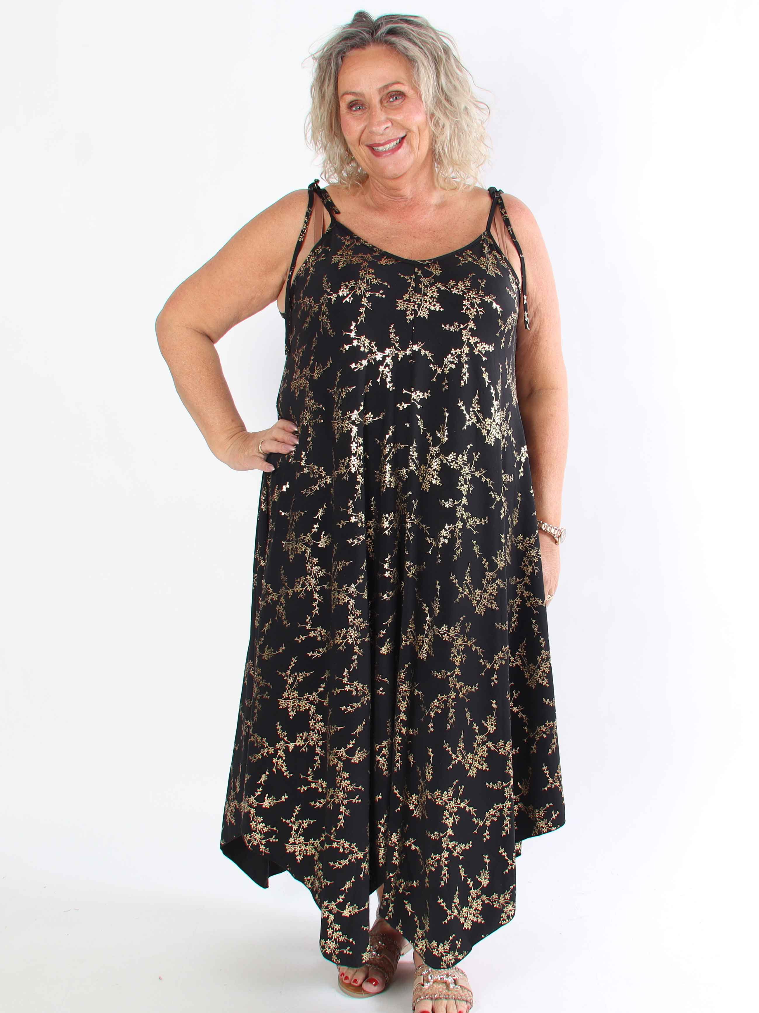 Maisie Gold - Plus size stropkjole i elastisk stof med guld print