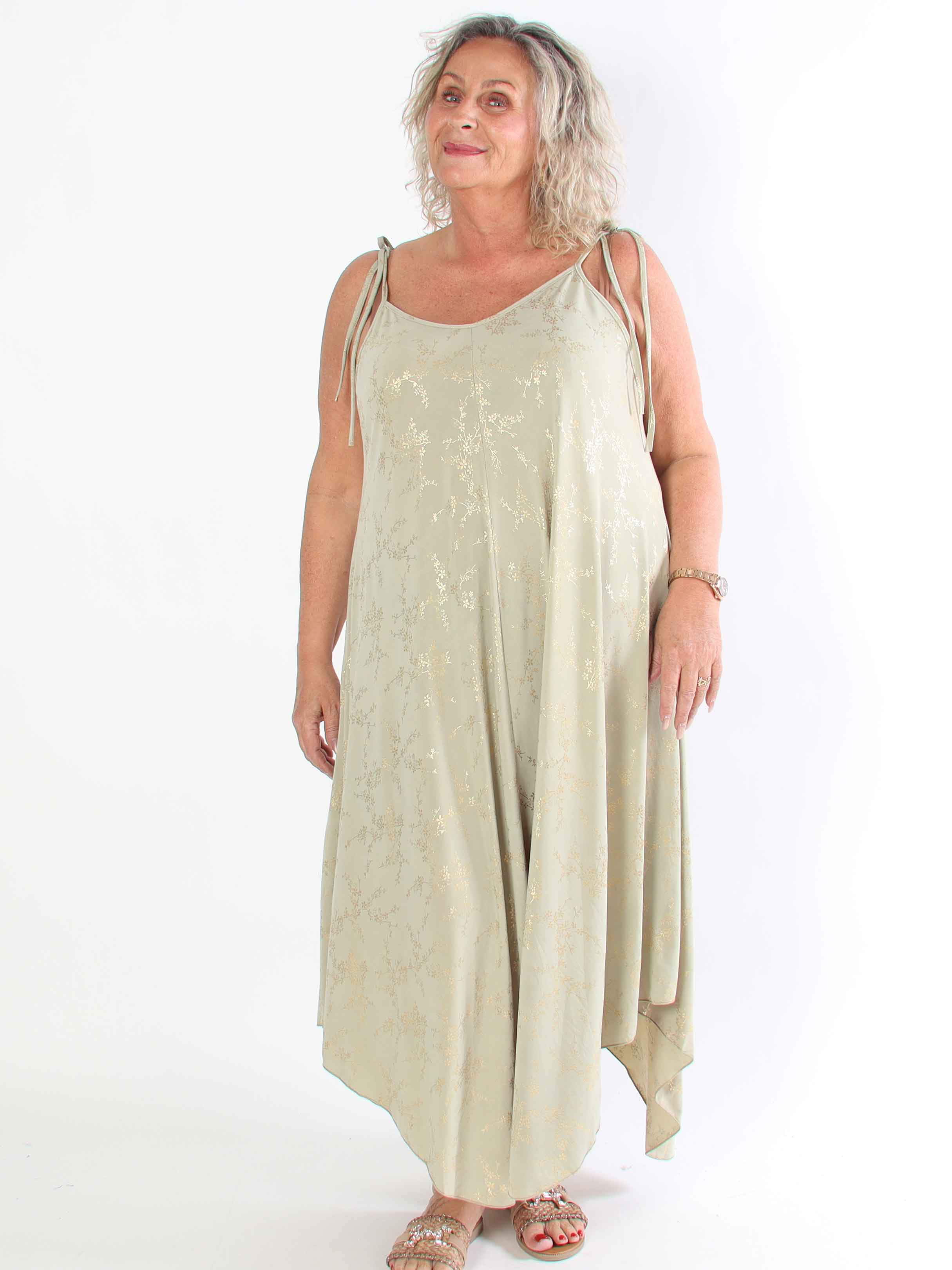 Maisie Gold - Plus size stropkjole i elastisk stof med guld print