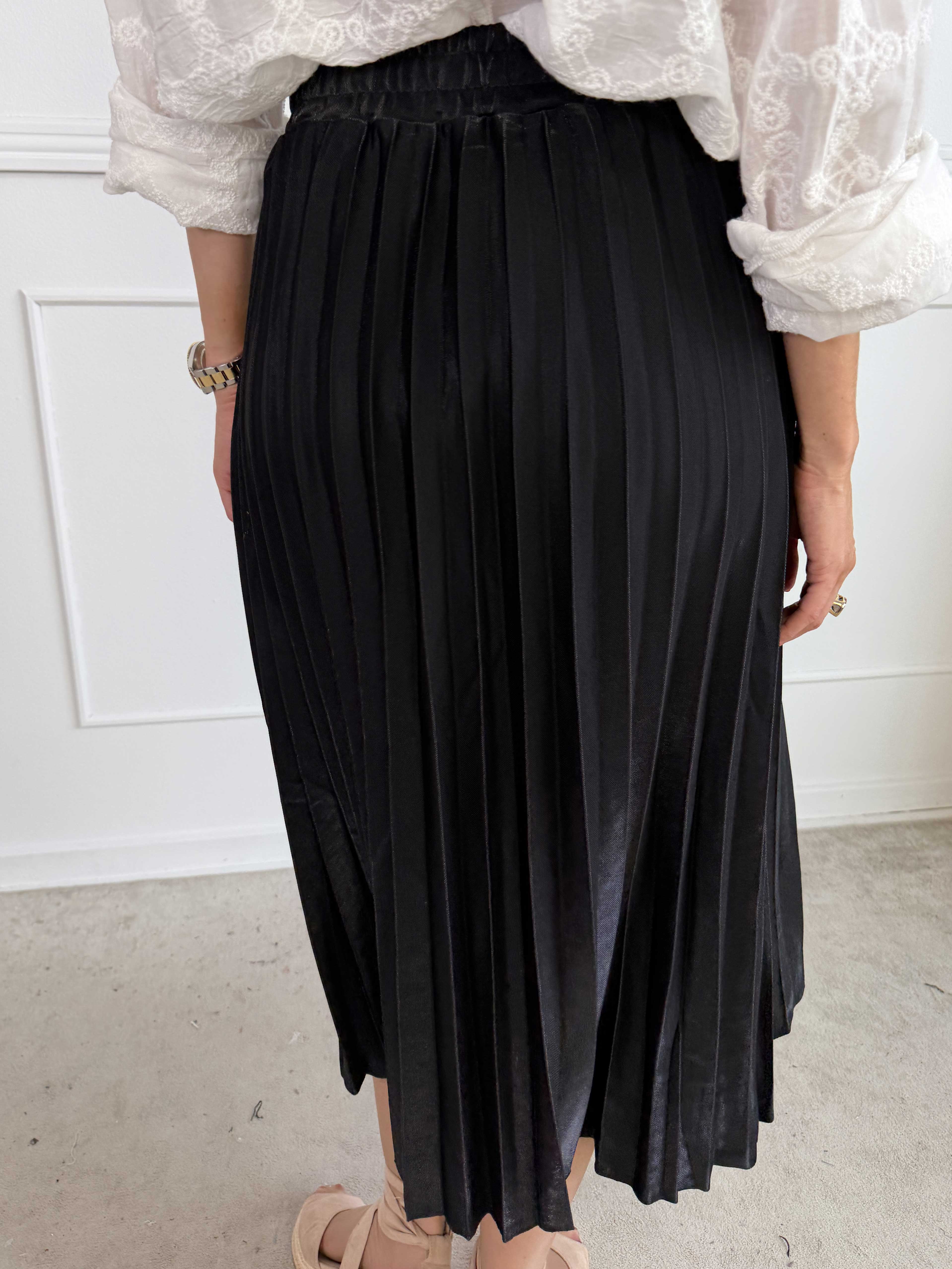 Regitze - Plisseret nederdel i let shiny materiale med elastik i taljen