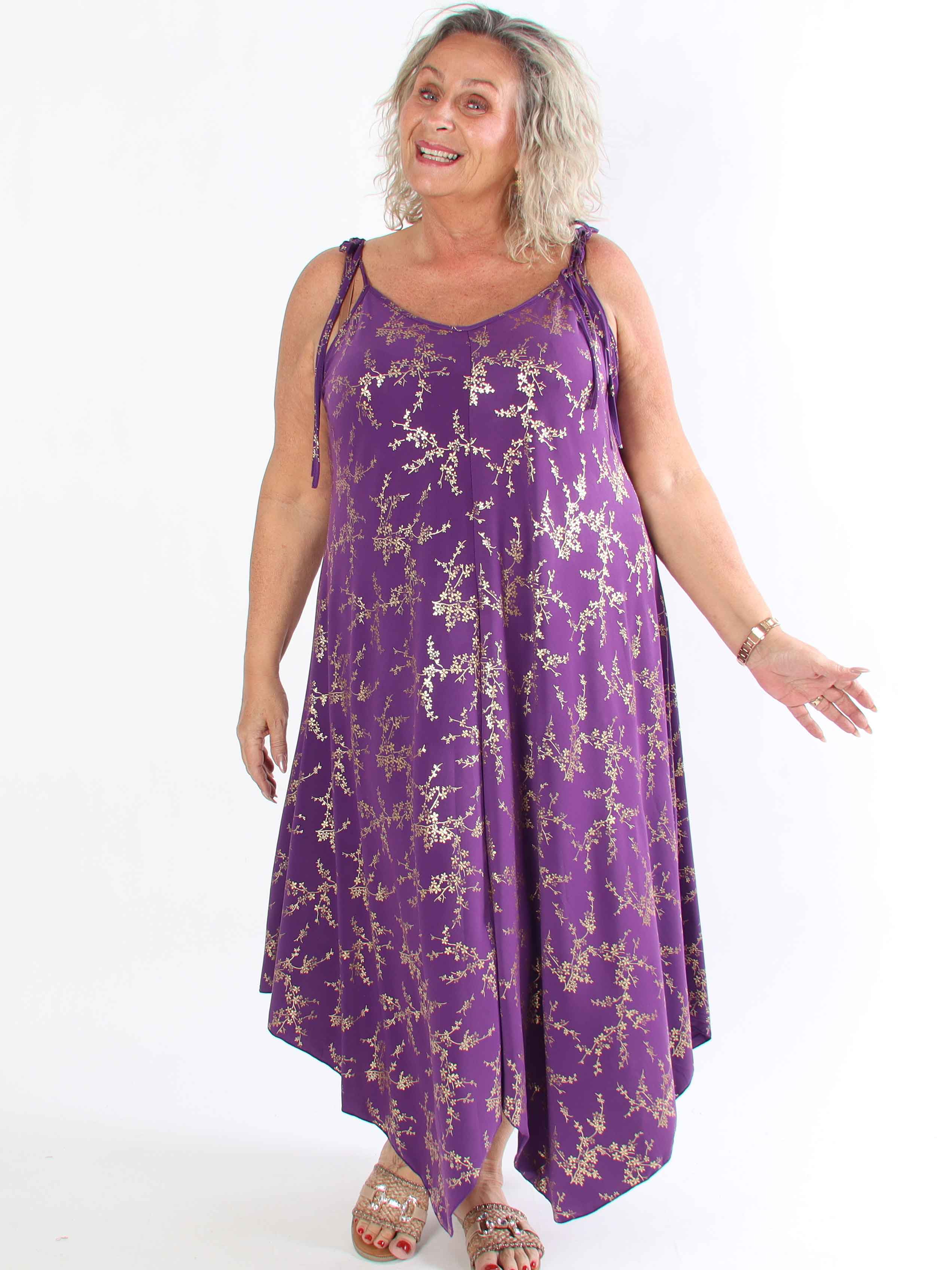 Maisie Gold - Plus size stropkjole i elastisk stof med guld print