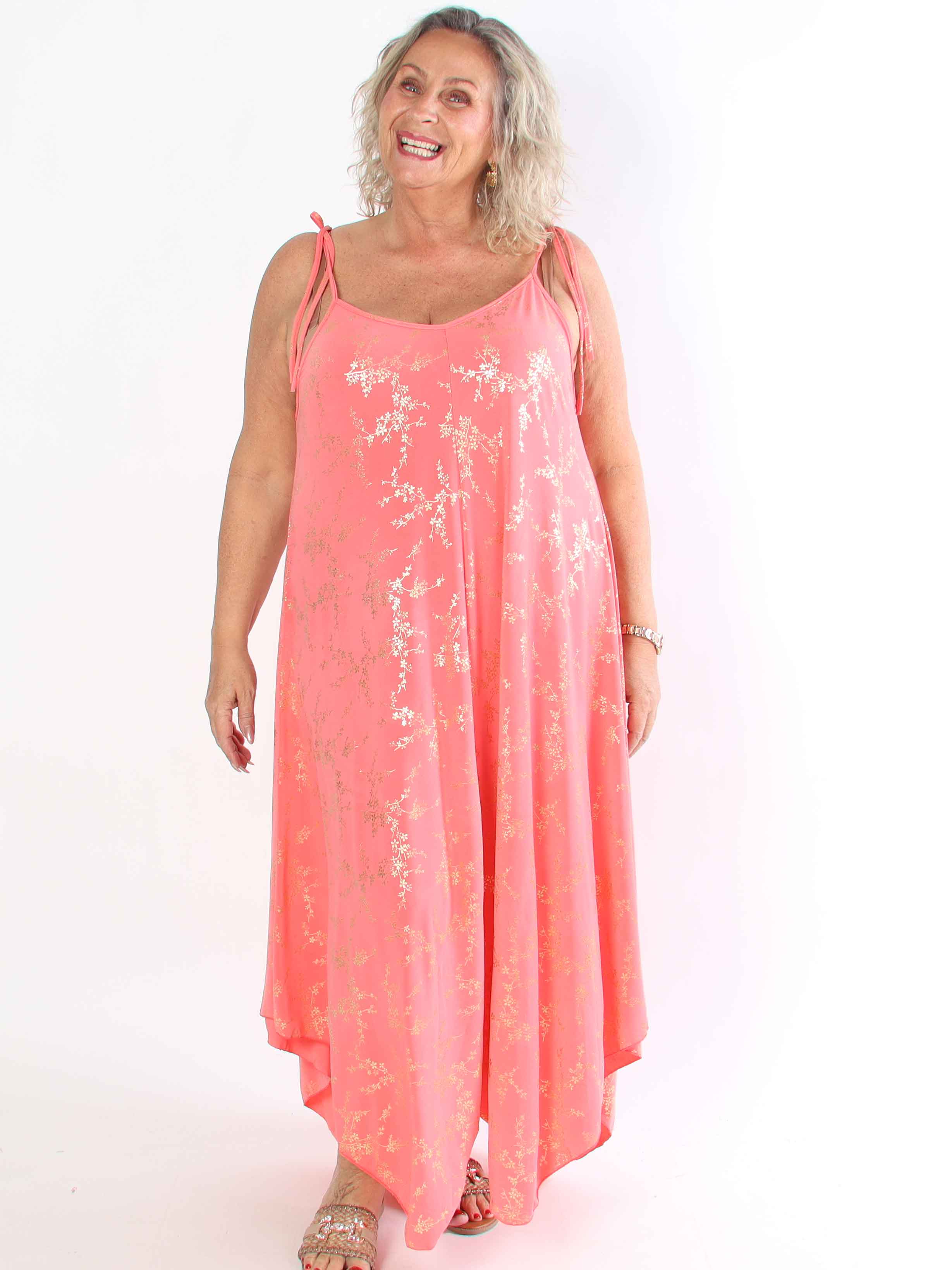 Maisie Gold - Plus size stropkjole i elastisk stof med guld print