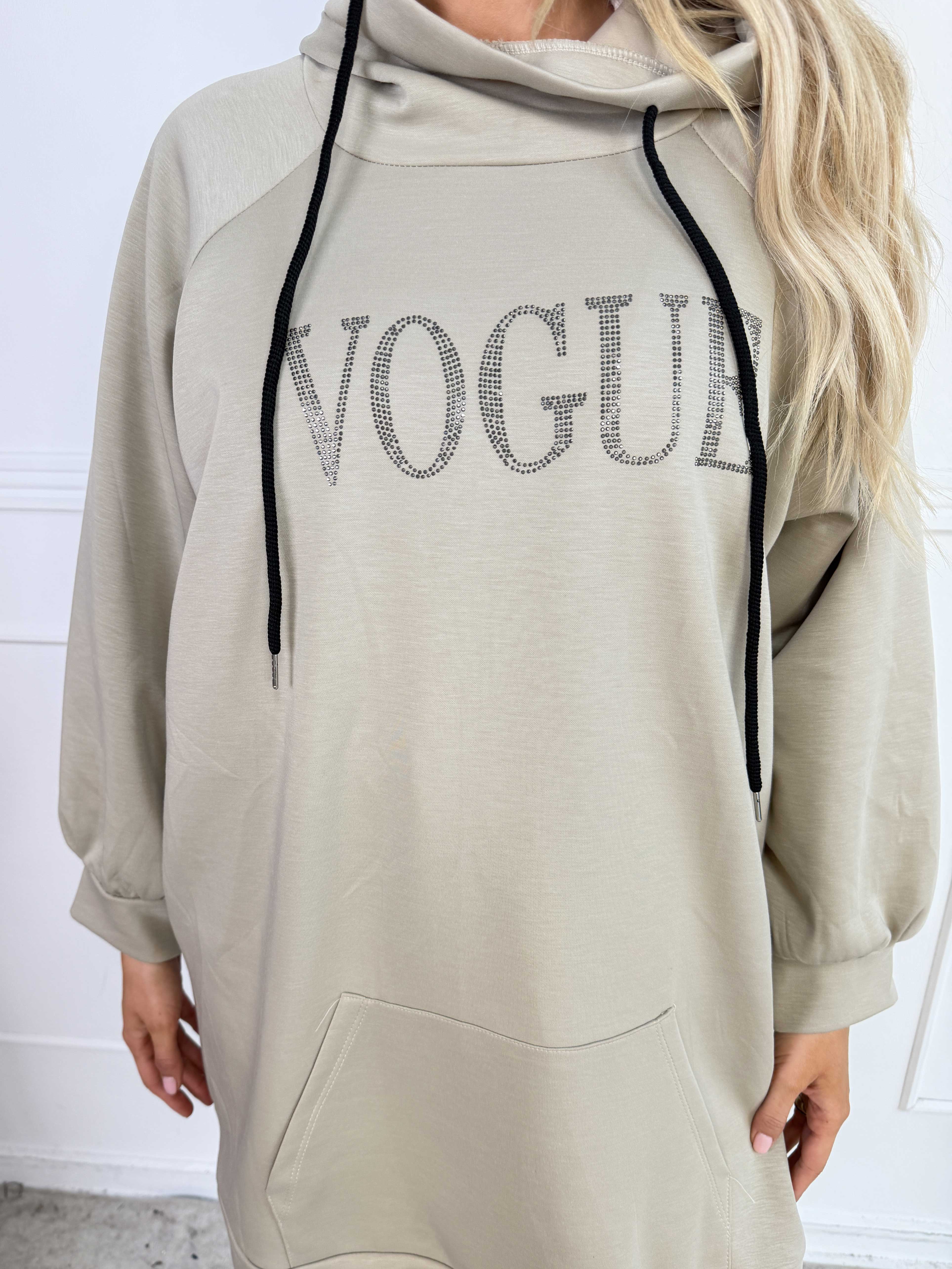 Thalia - Blød joggingkjole med VOGUE stående på brystet