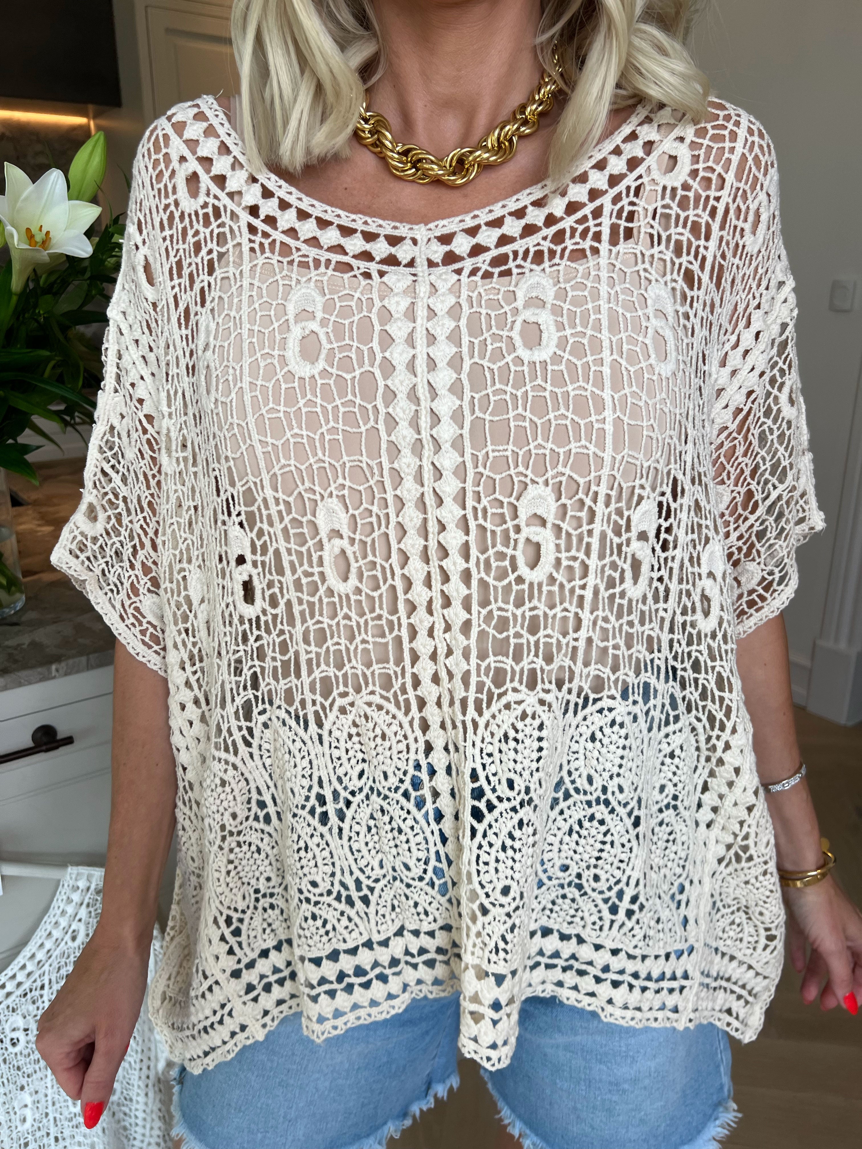 Aarohi - Let hæklet tunika med et elegant hulmønster, der giver et feminint og luftigt udtryk