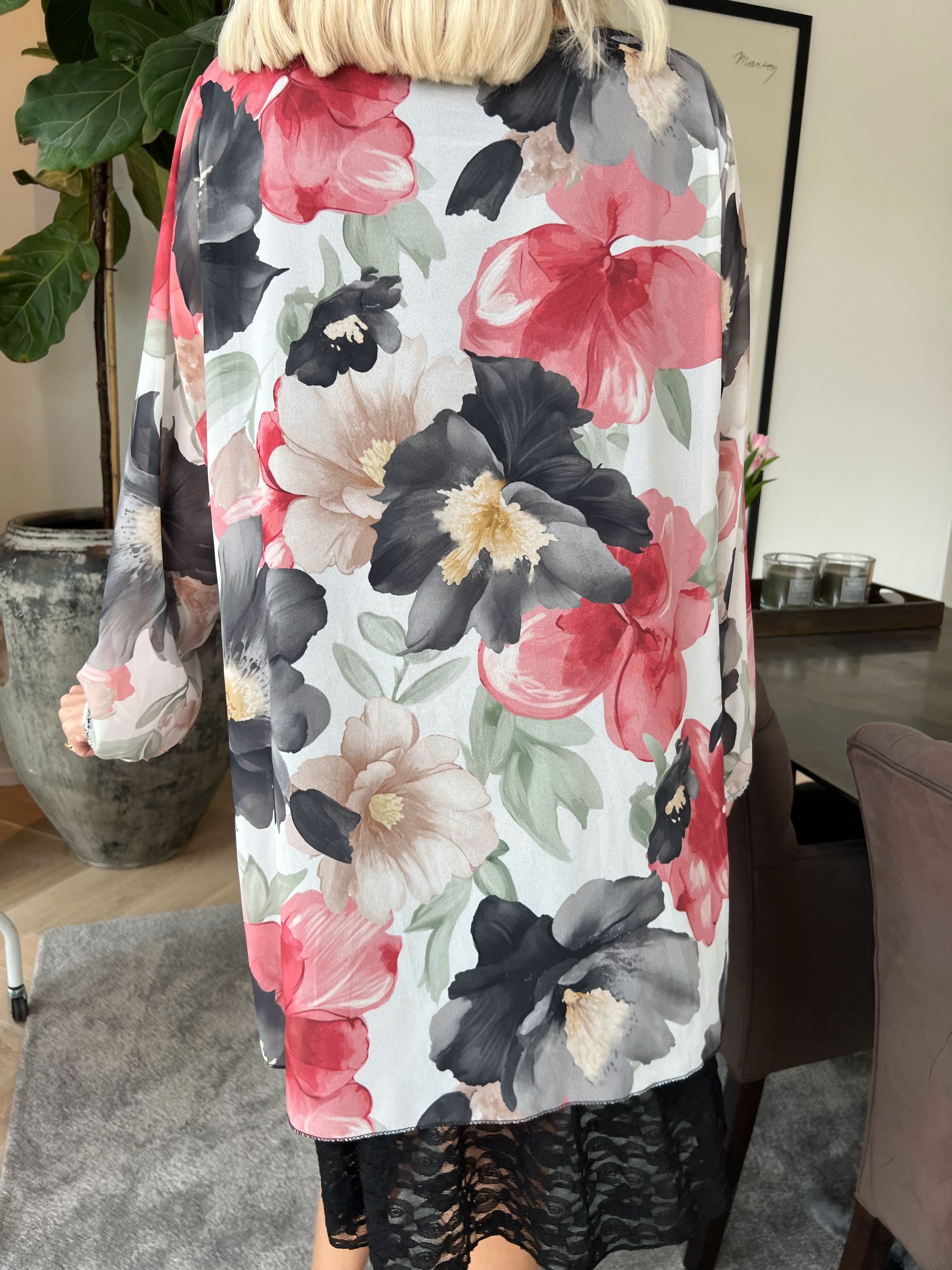 Lauren - Tunikakjole i chiffon med blomsterprint og blondekant