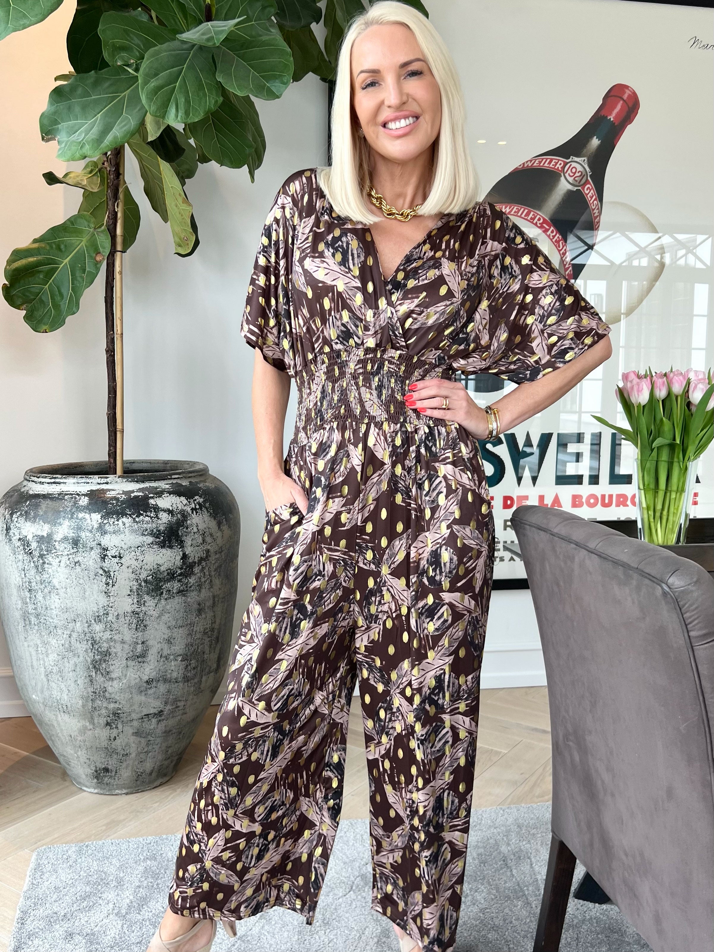 Pams Leafage Jumpsuit - Elastisk buksedragt i bladmønster med guld dutter