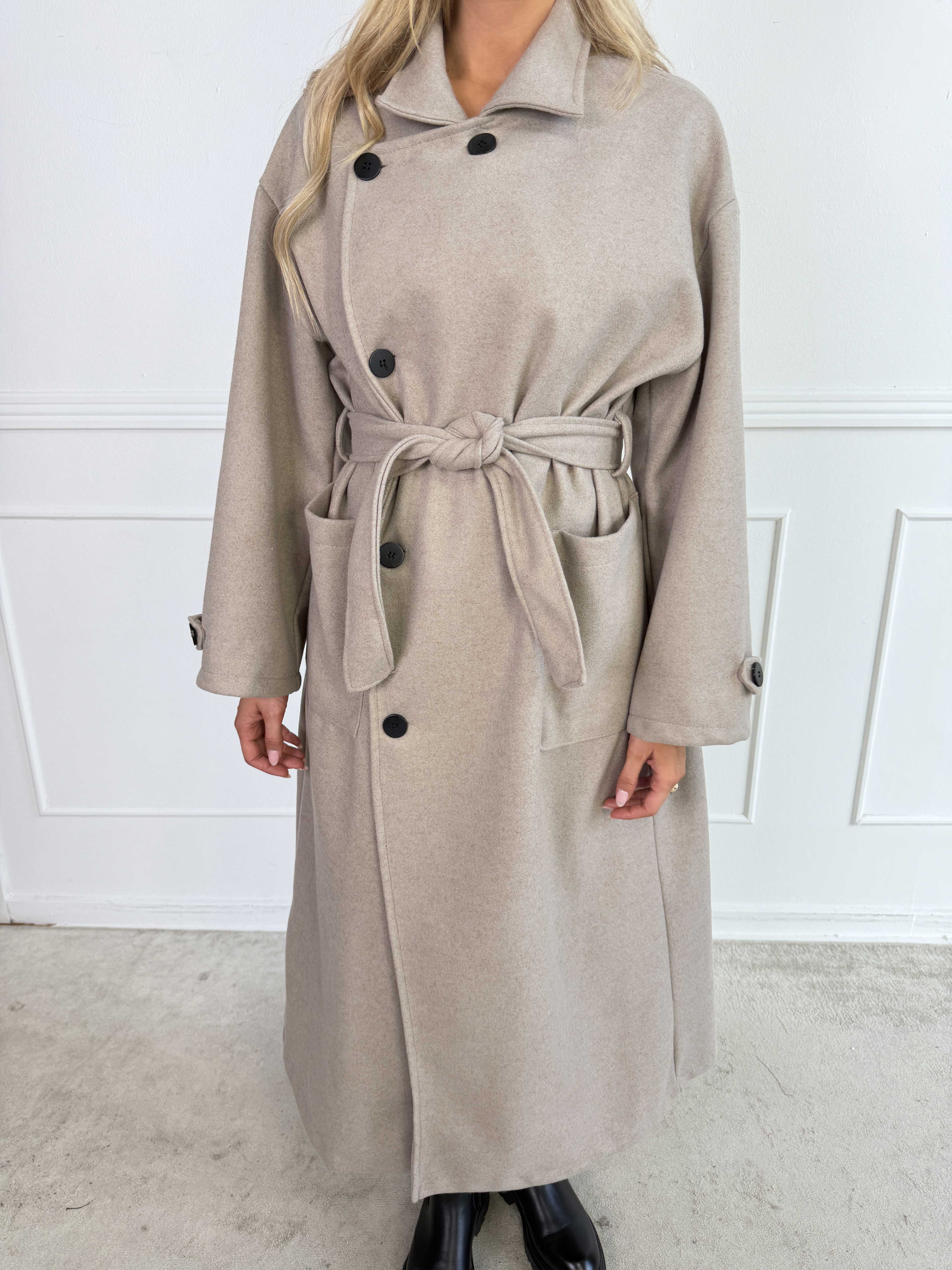 Gianna - Stilfuld og blød plus size trenchcoat med store lommer