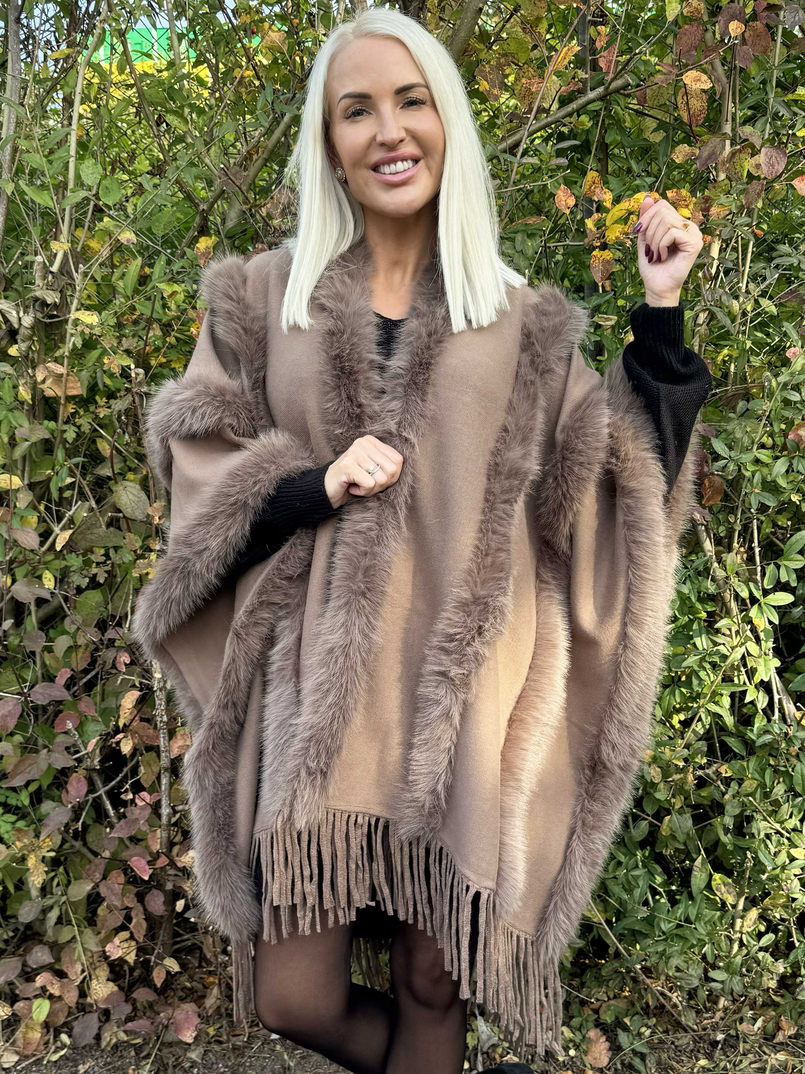 Lisa - Poncho med uld og blød faux fur