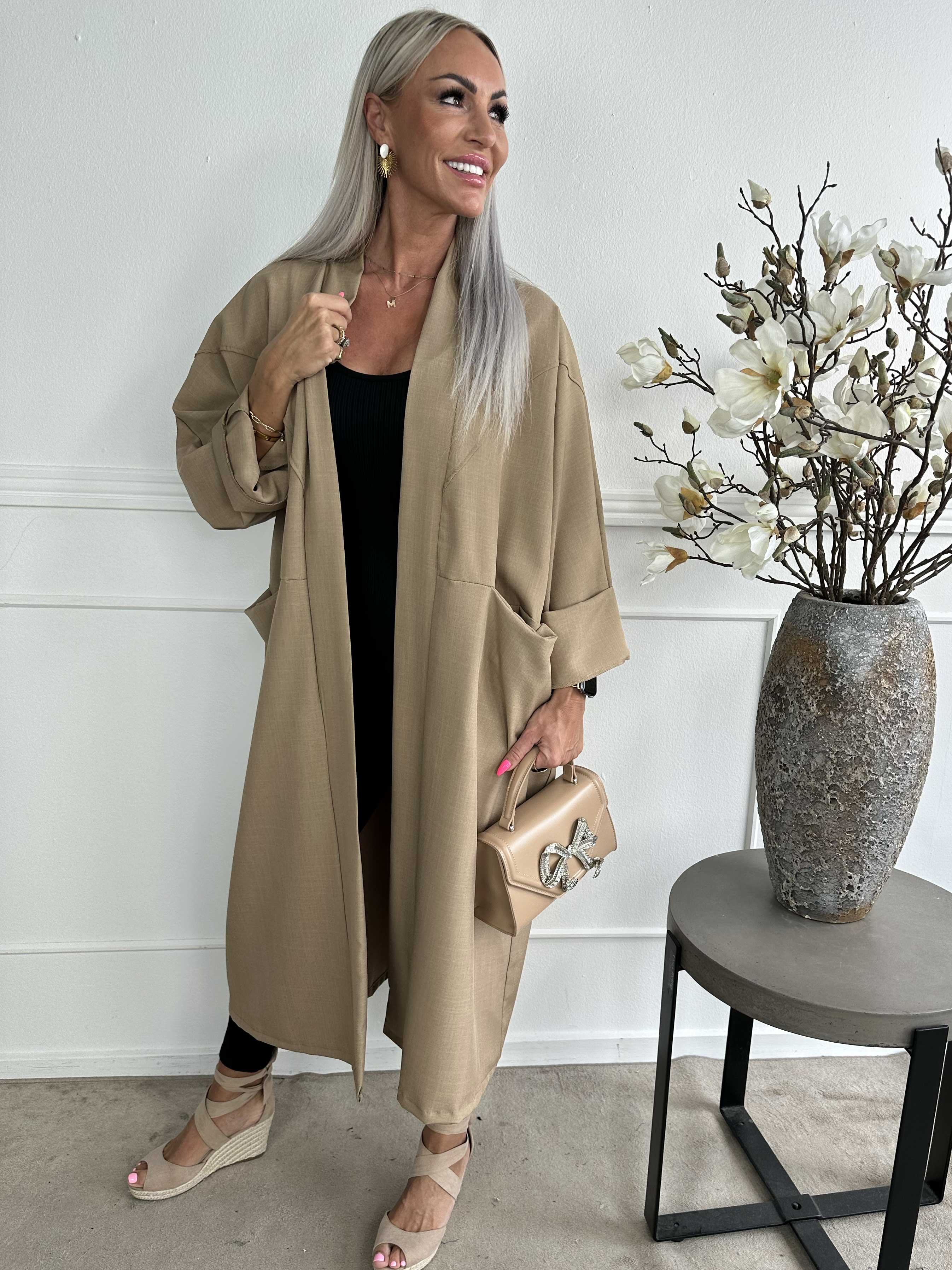 Annah Light - Oversized frakke med tydelige syninger og lommer