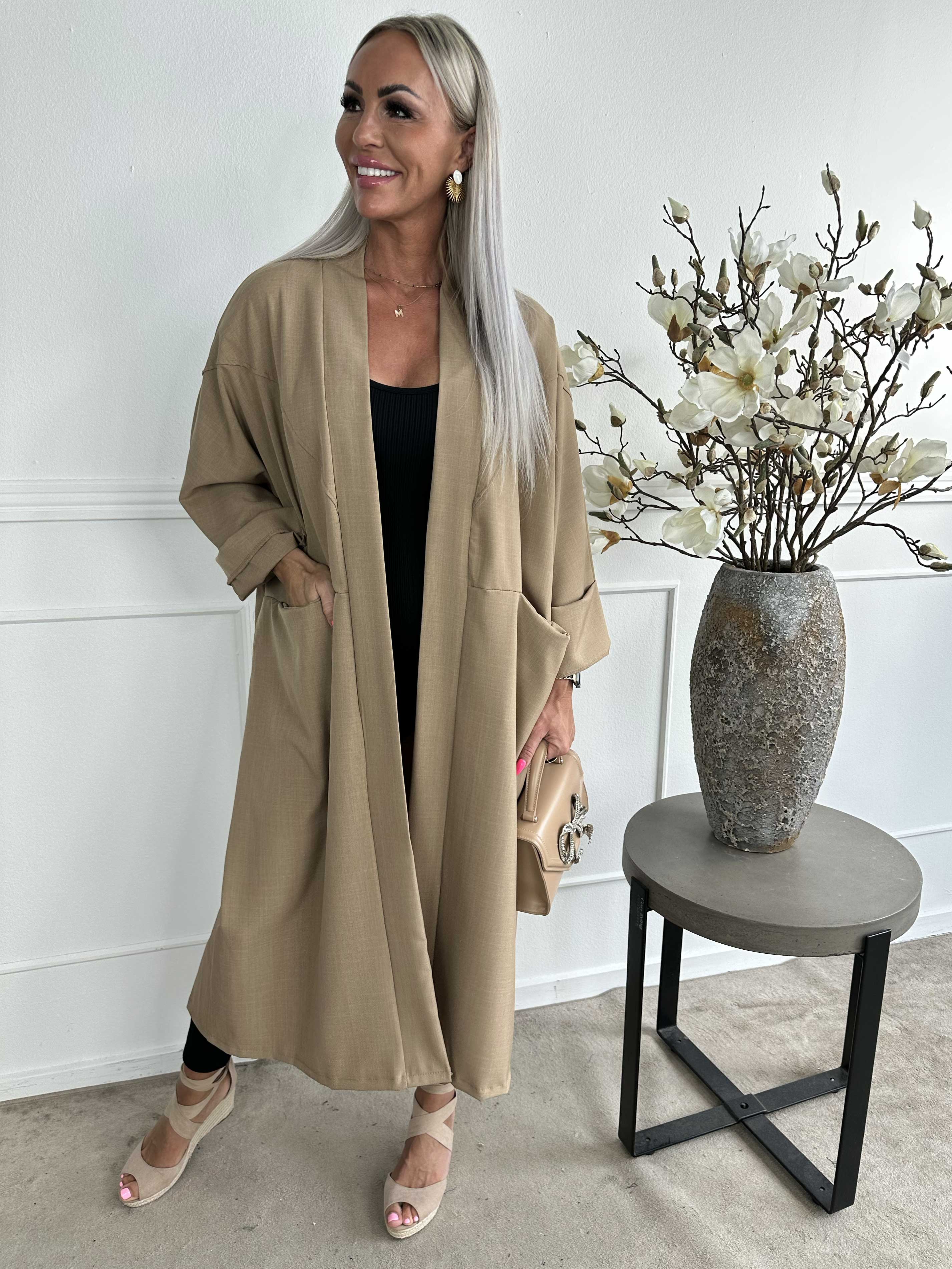 Annah Light - Oversized frakke med tydelige syninger og lommer