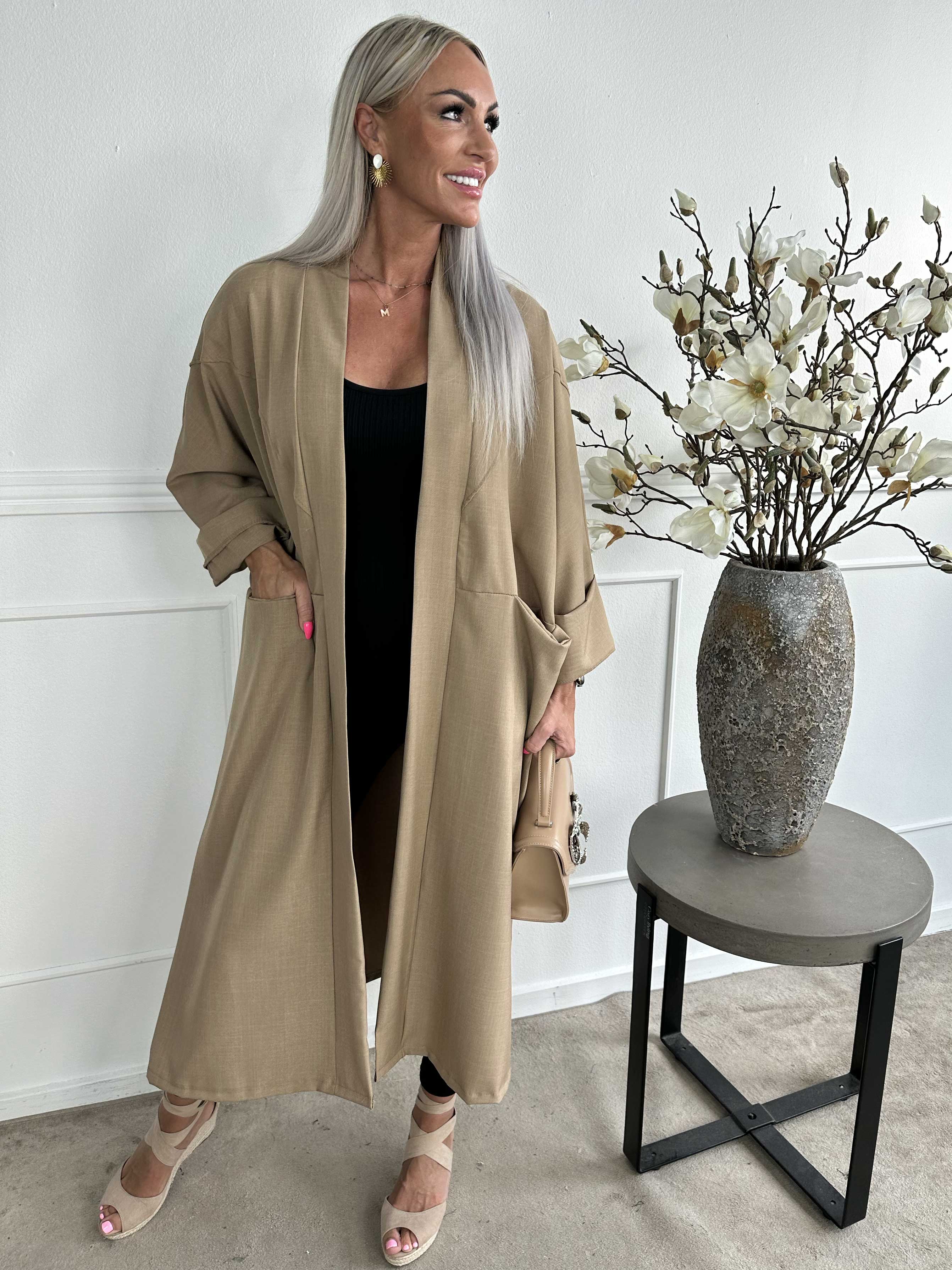 Annah Light - Oversized frakke med tydelige syninger og lommer