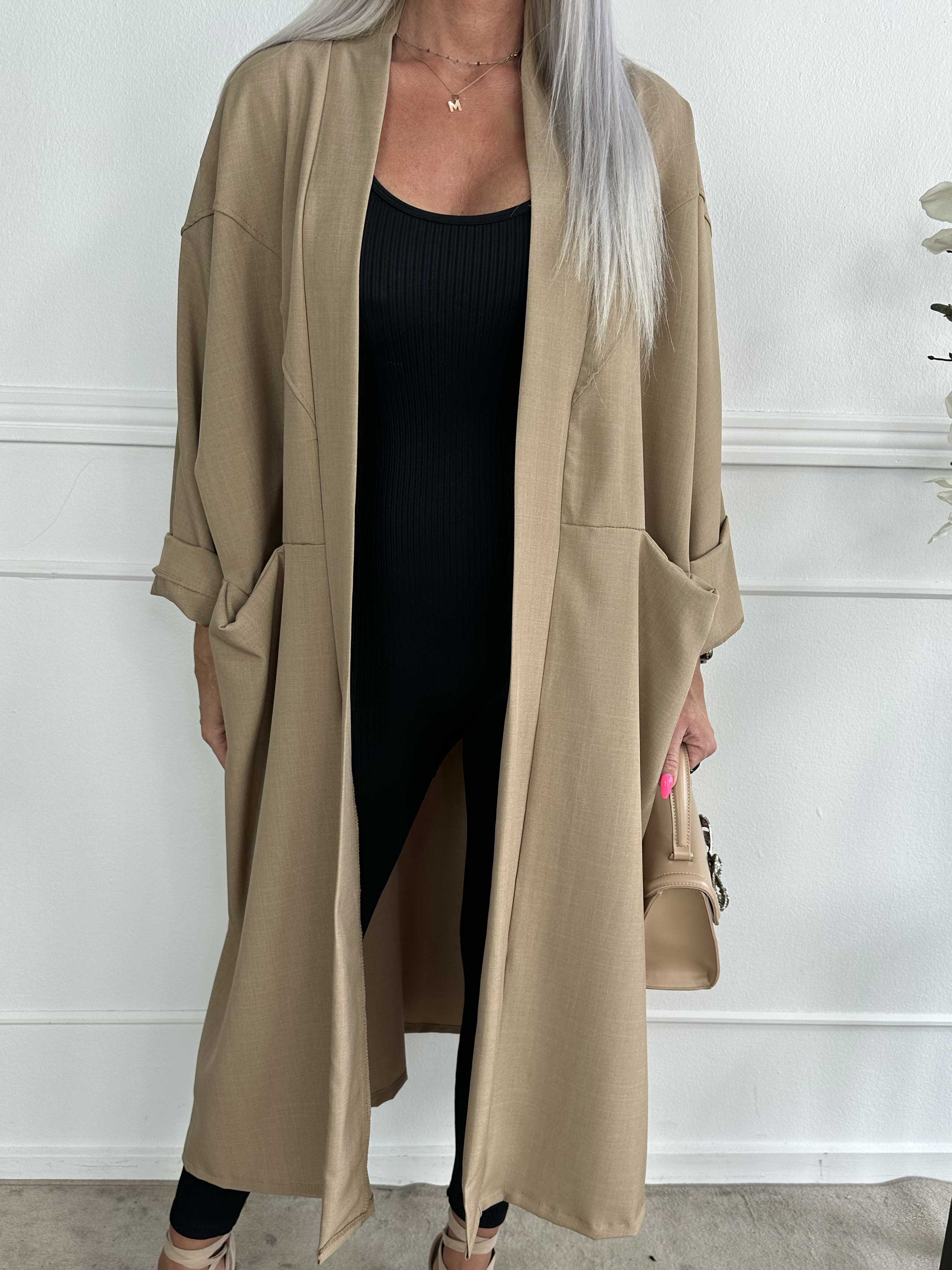 Annah Light - Oversized frakke med tydelige syninger og lommer