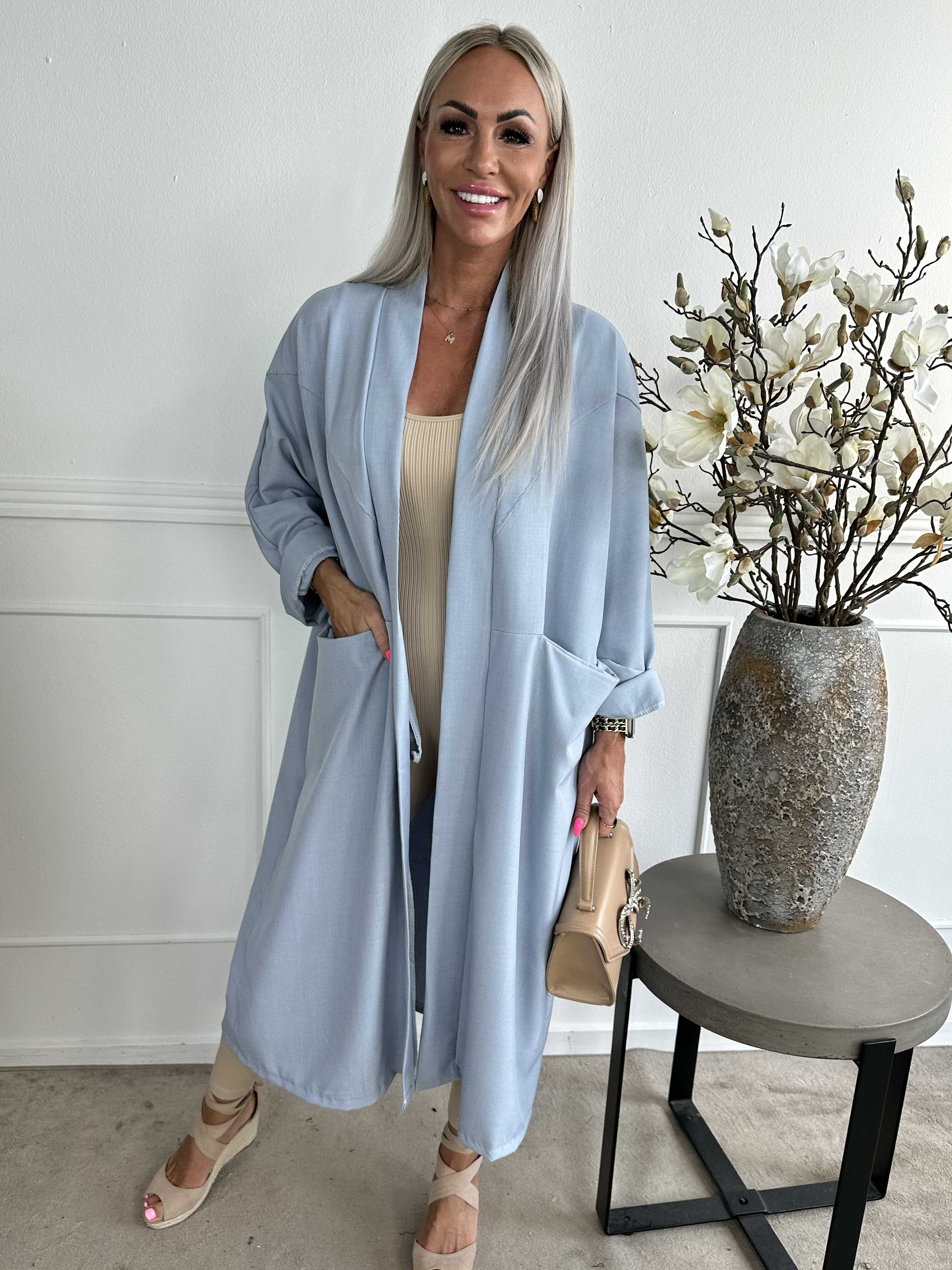 Annah Light - Oversized frakke med tydelige syninger og lommer