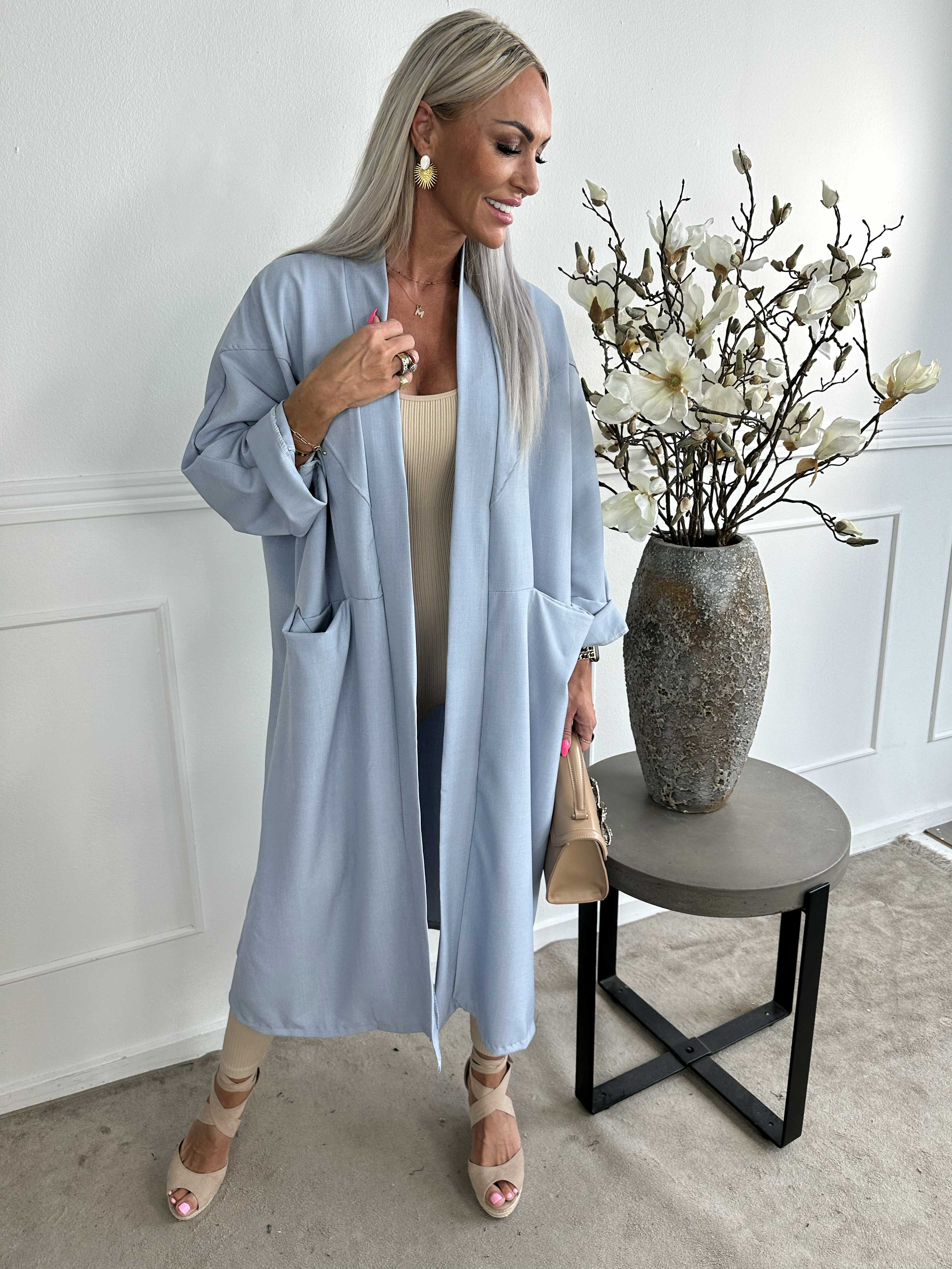 Annah Light - Oversized frakke med tydelige syninger og lommer