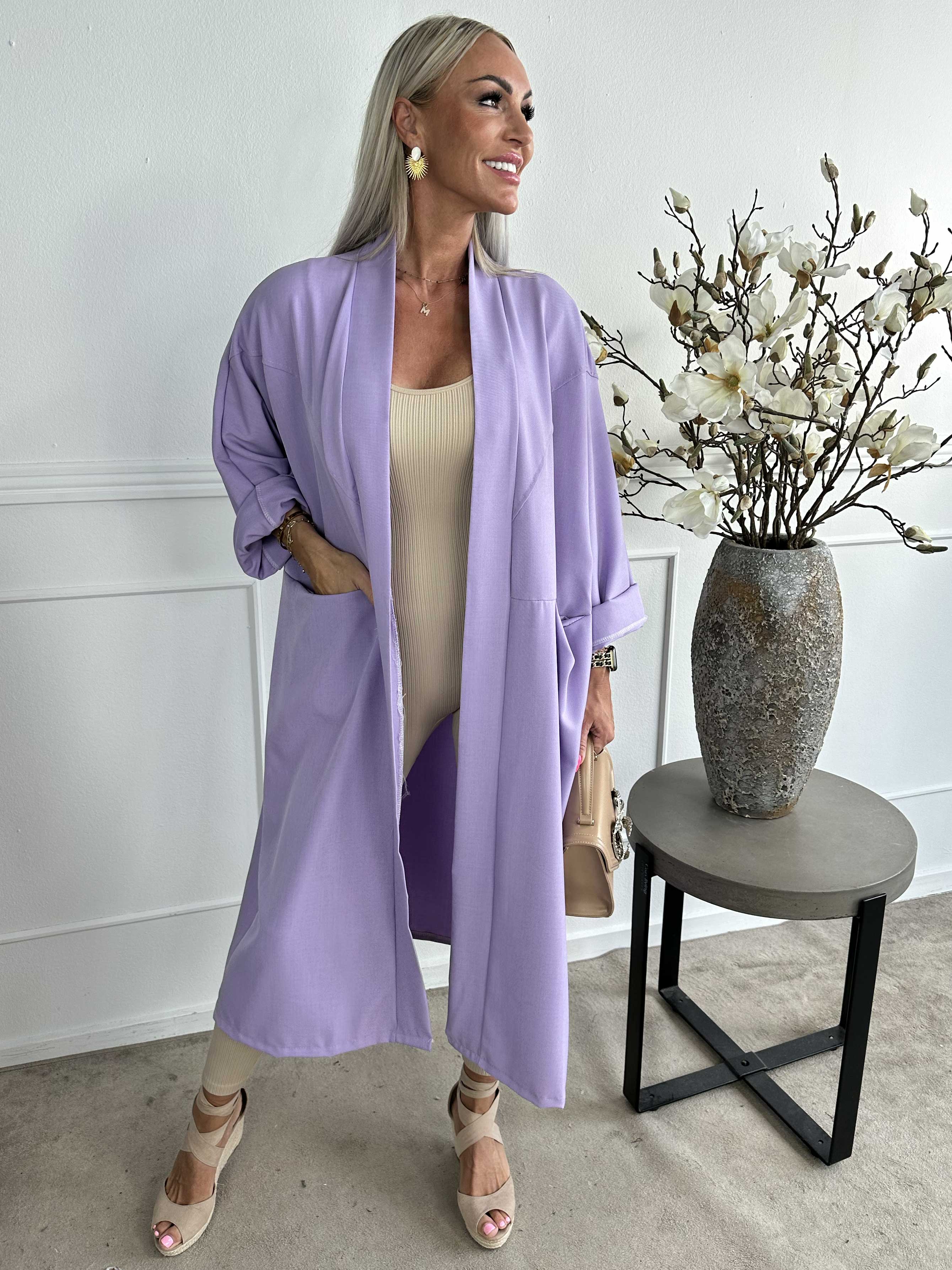 Annah Light - Oversized frakke med tydelige syninger og lommer