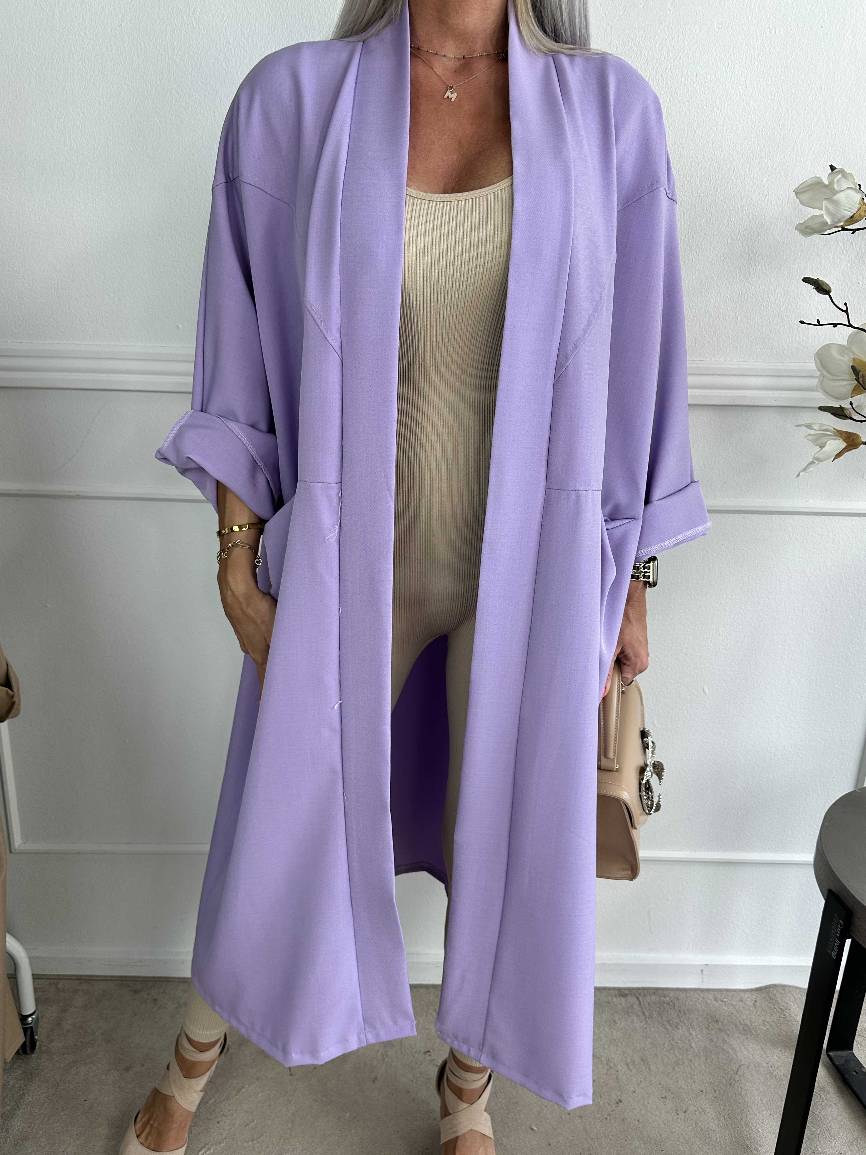 Annah Light - Oversized frakke med tydelige syninger og lommer