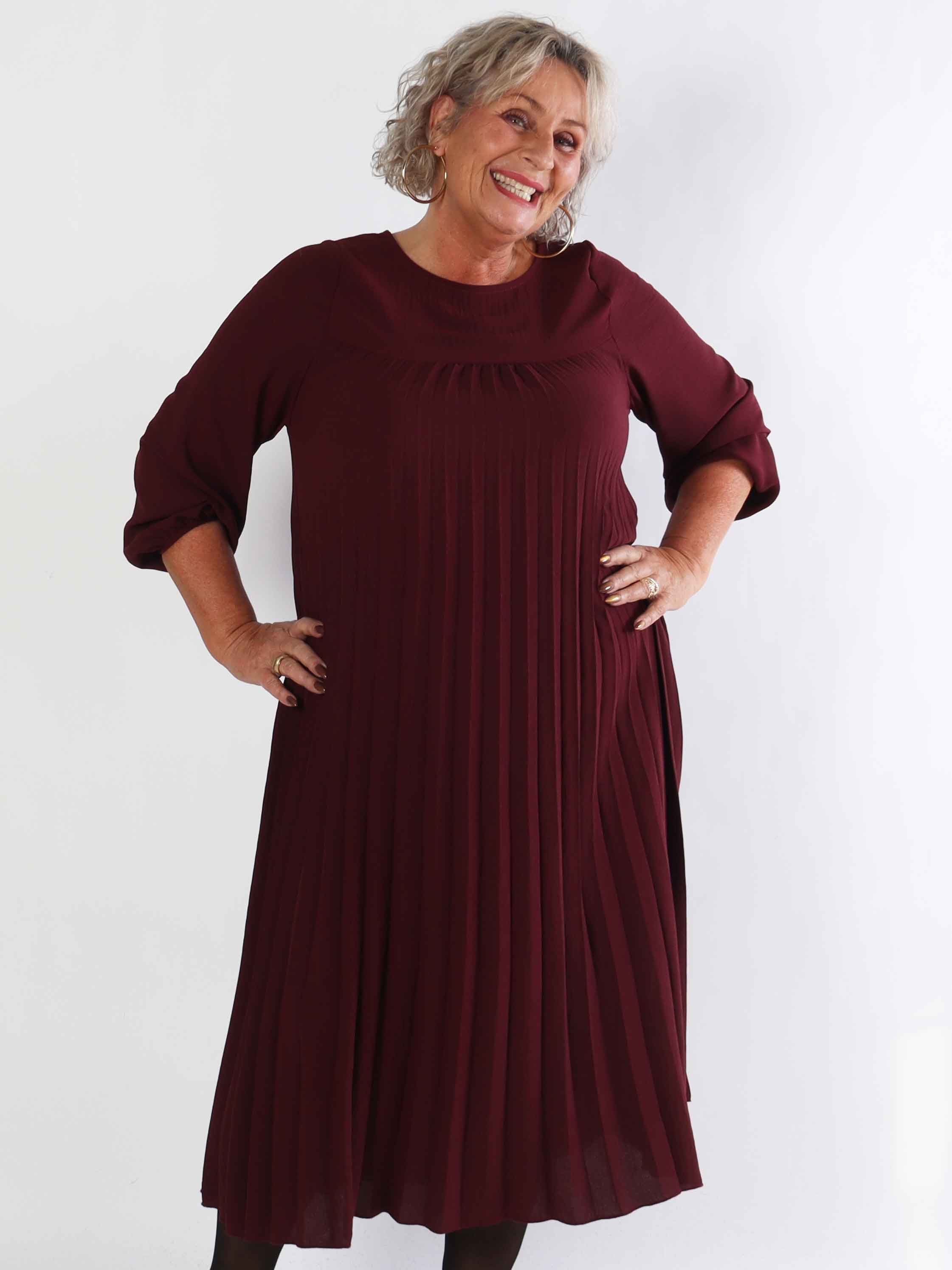 Nancy Long Sleeve - Lang plus size kjole med plisseringer og lommer