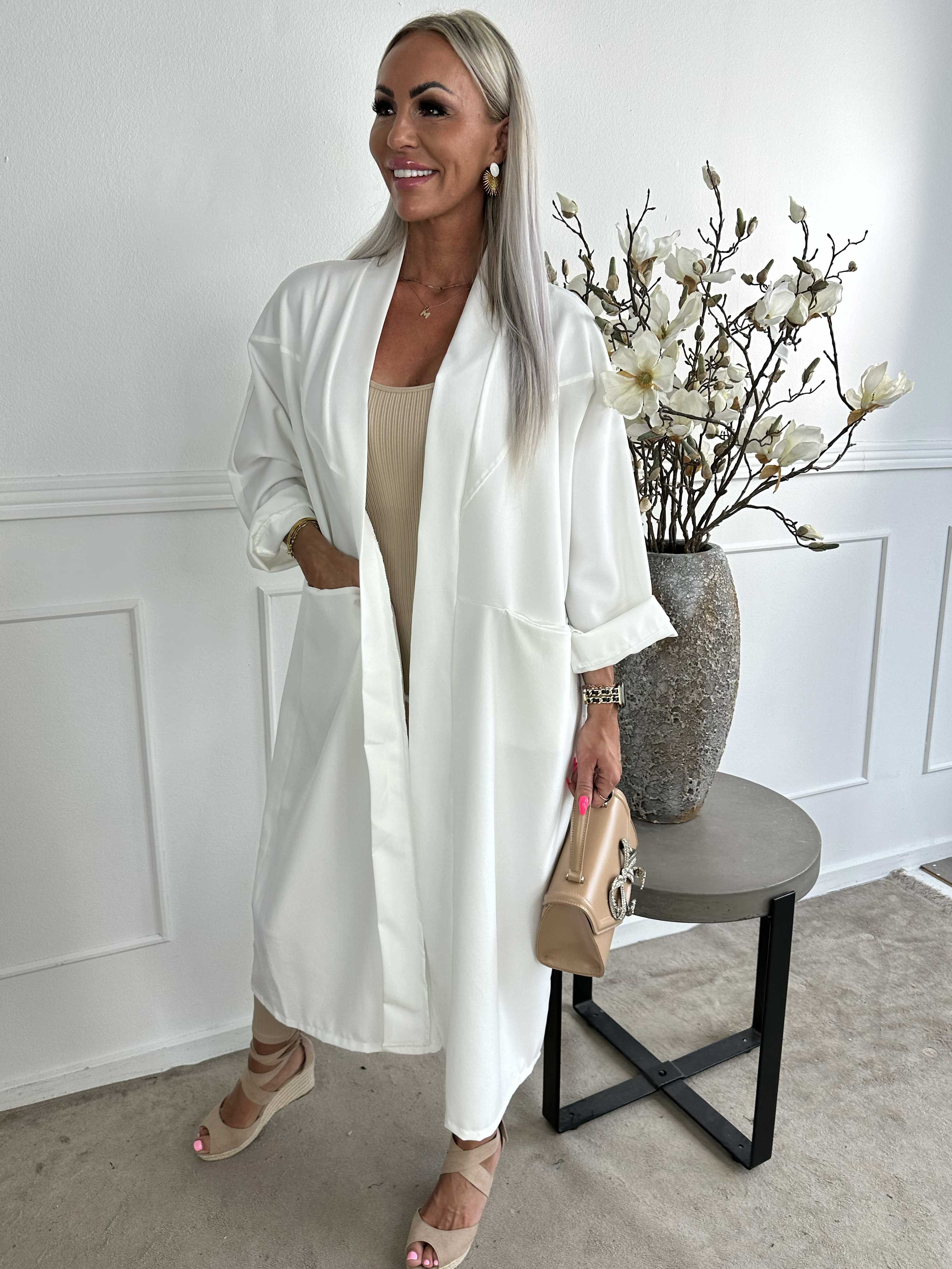 Annah Light - Oversized frakke med tydelige syninger og lommer