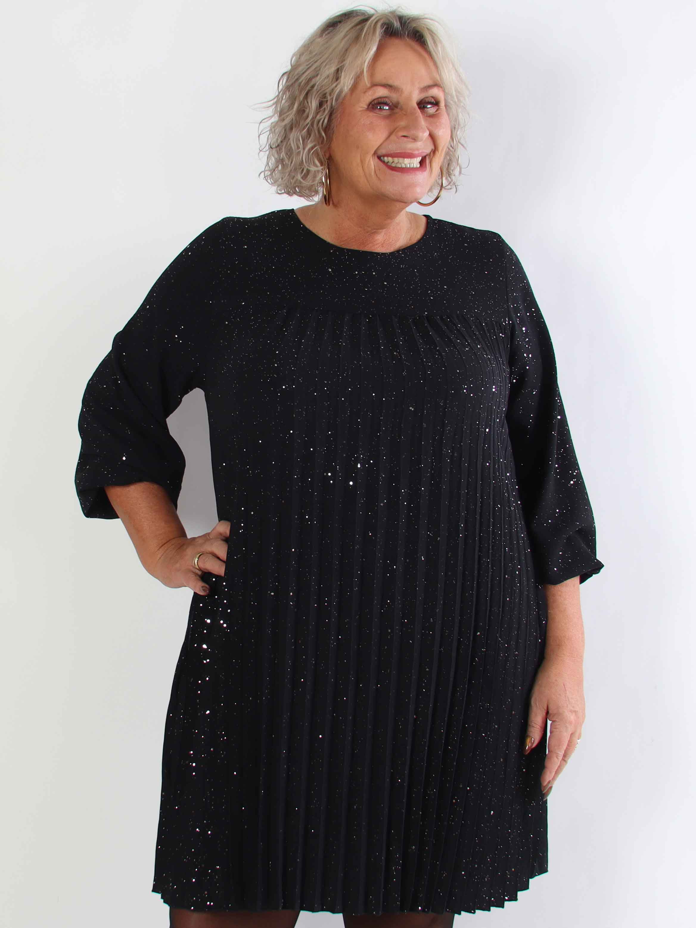 Nancy Glitter Short L/S - Plisseret plus size kjole med lommer og glimmer
