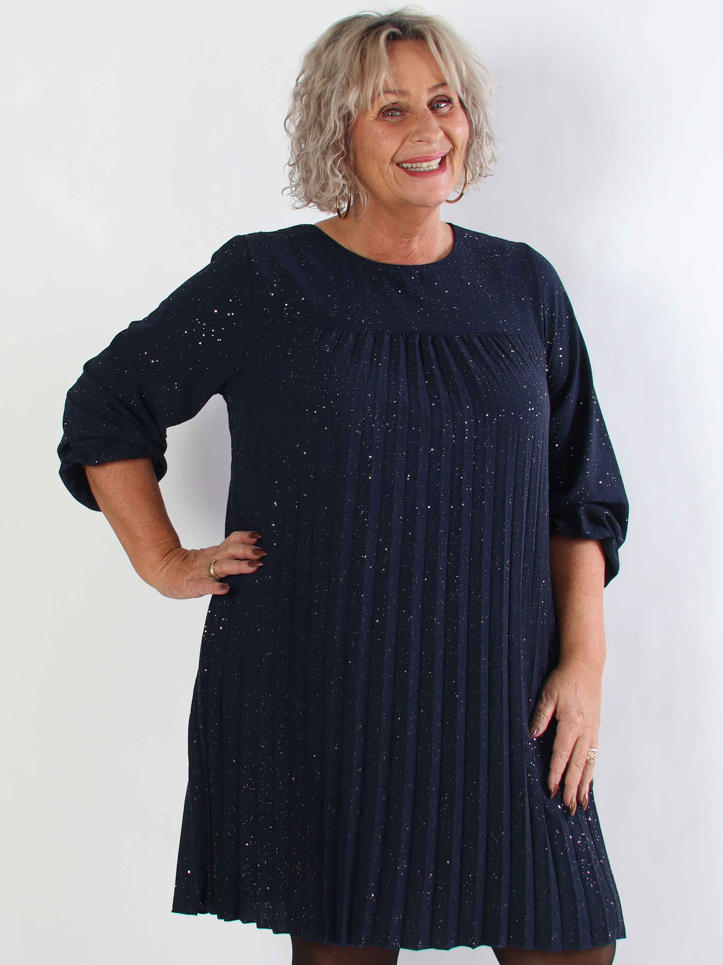 Nancy Glitter Short L/S - Plisseret plus size kjole med lommer og glimmer