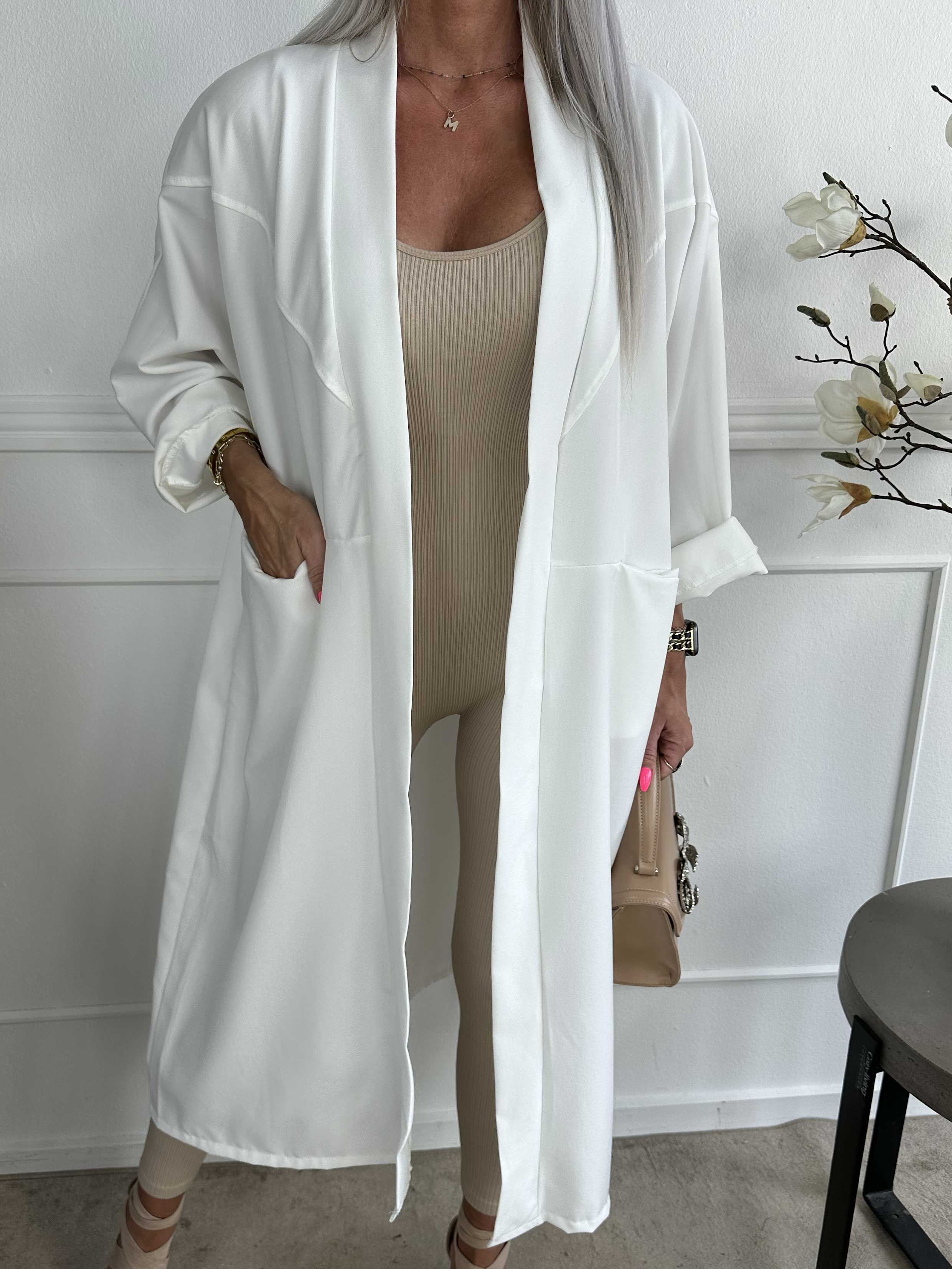 Annah Light - Oversized frakke med tydelige syninger og lommer