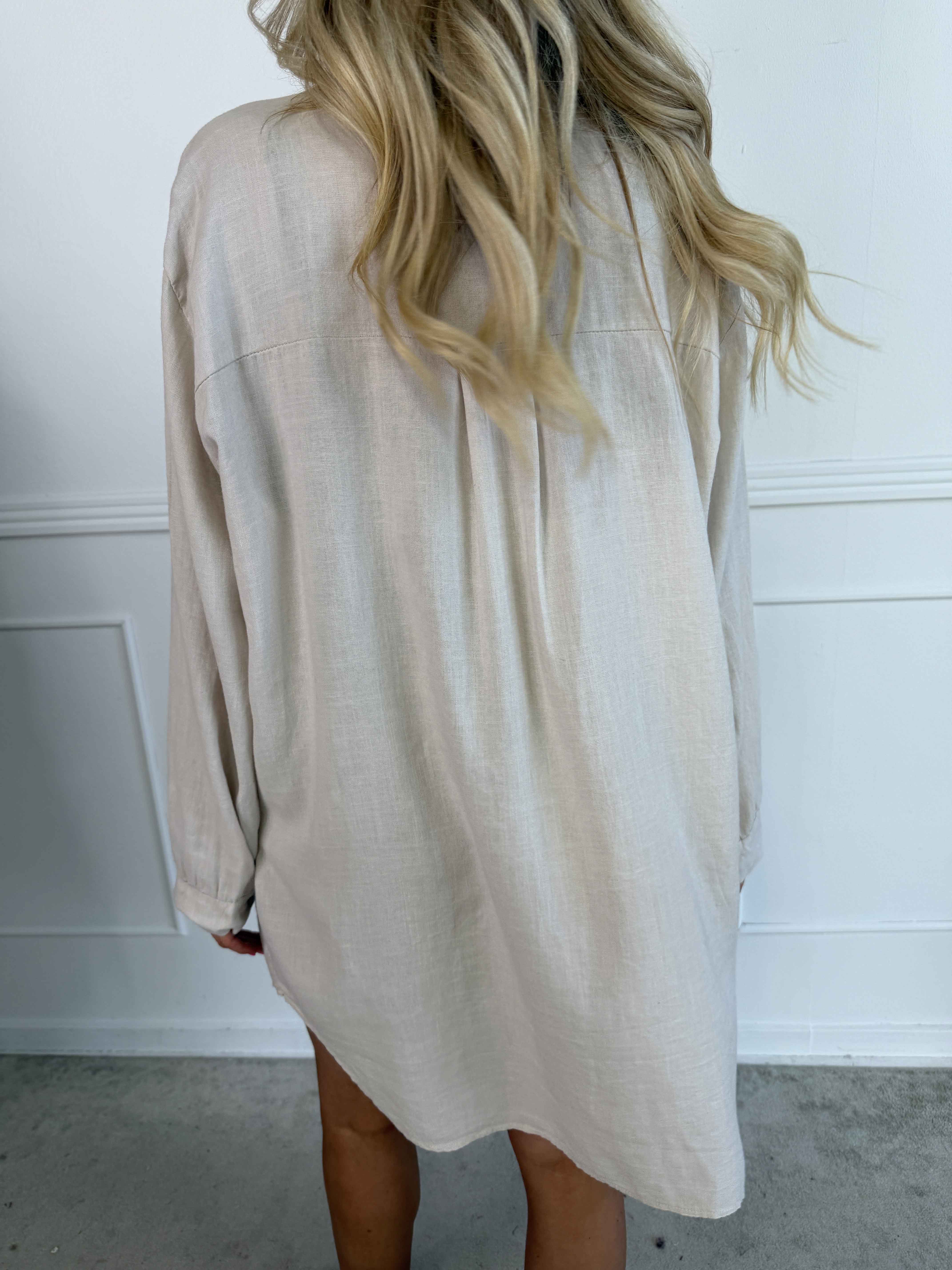 Clara Dress - Ensfarvet skjortekjole i viskose og hør