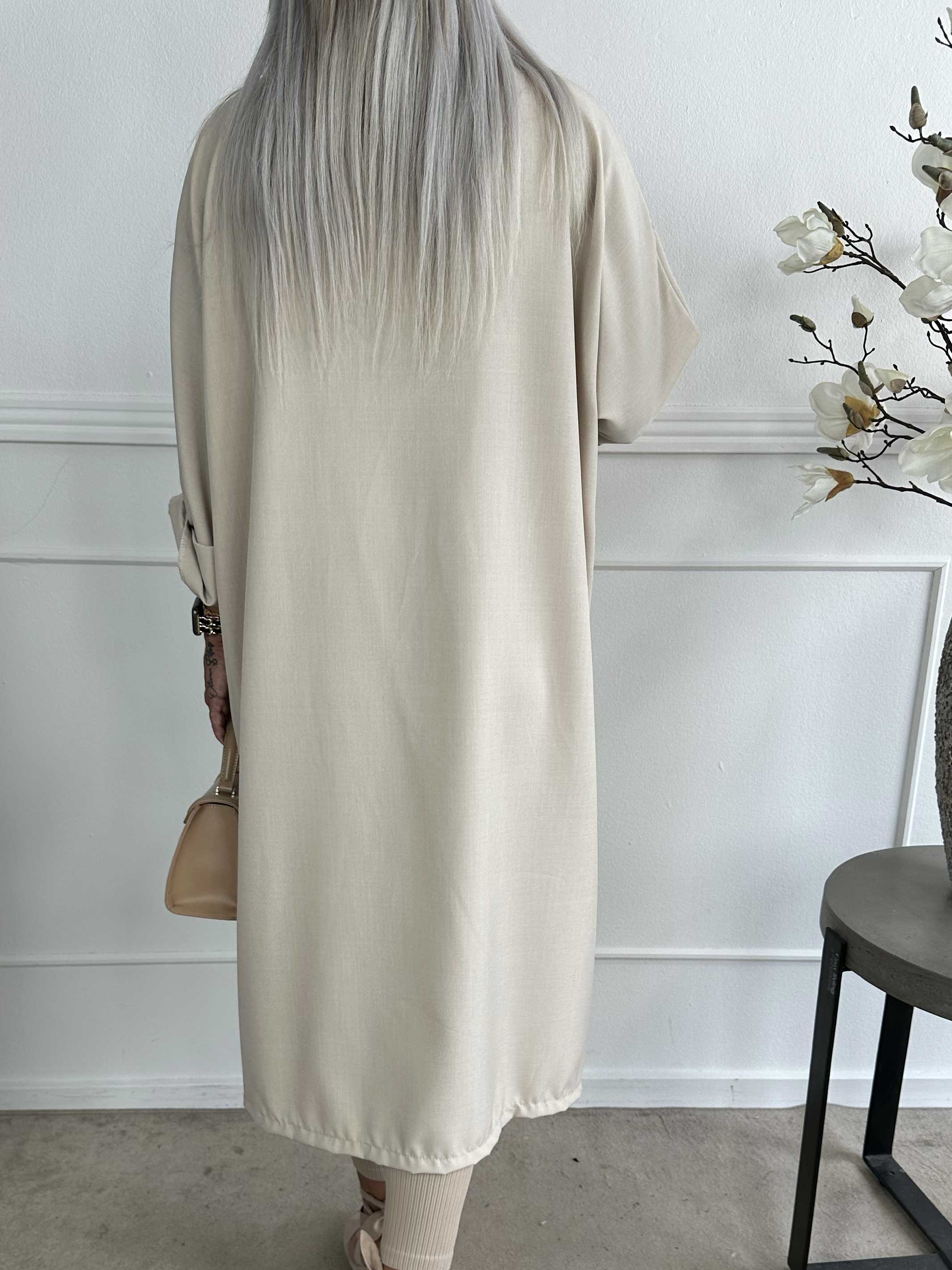 Annah Light - Oversized frakke med tydelige syninger og lommer