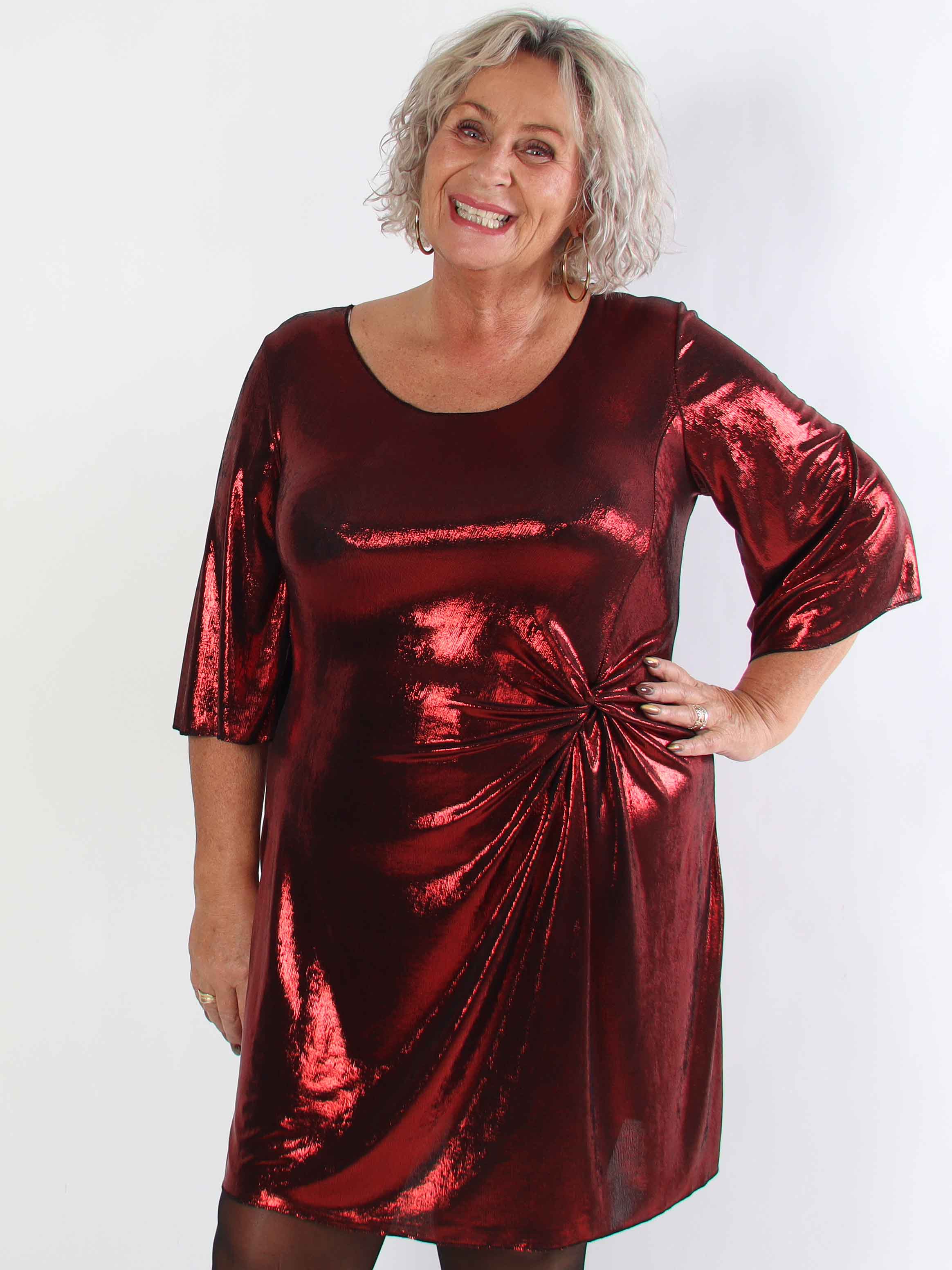 Roxy - Plus size kjole i shiny materiale med elegant knudedetalje