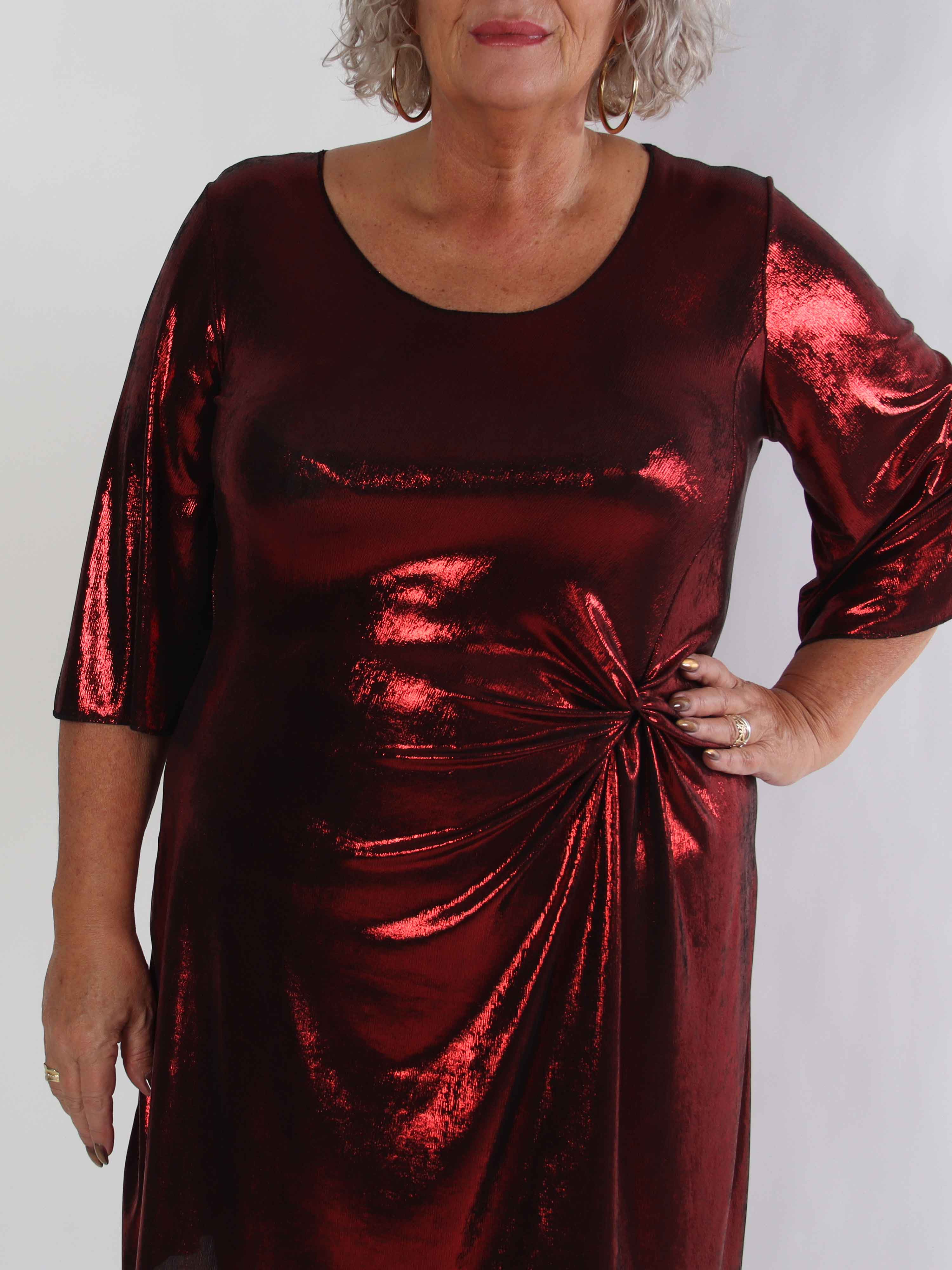 Roxy - Plus size kjole i shiny materiale med elegant knudedetalje