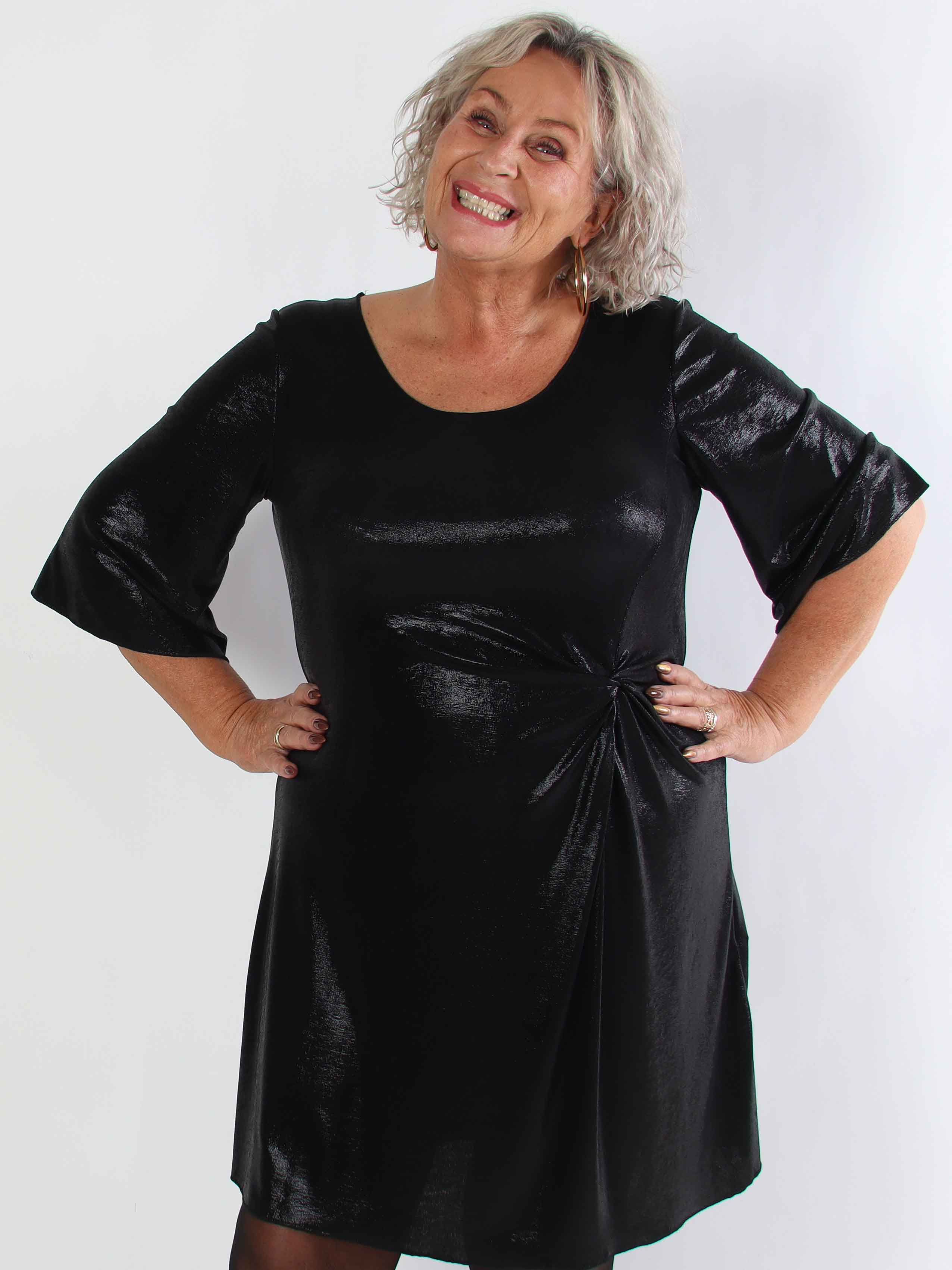 Roxy - Plus size kjole i shiny materiale med elegant knudedetalje
