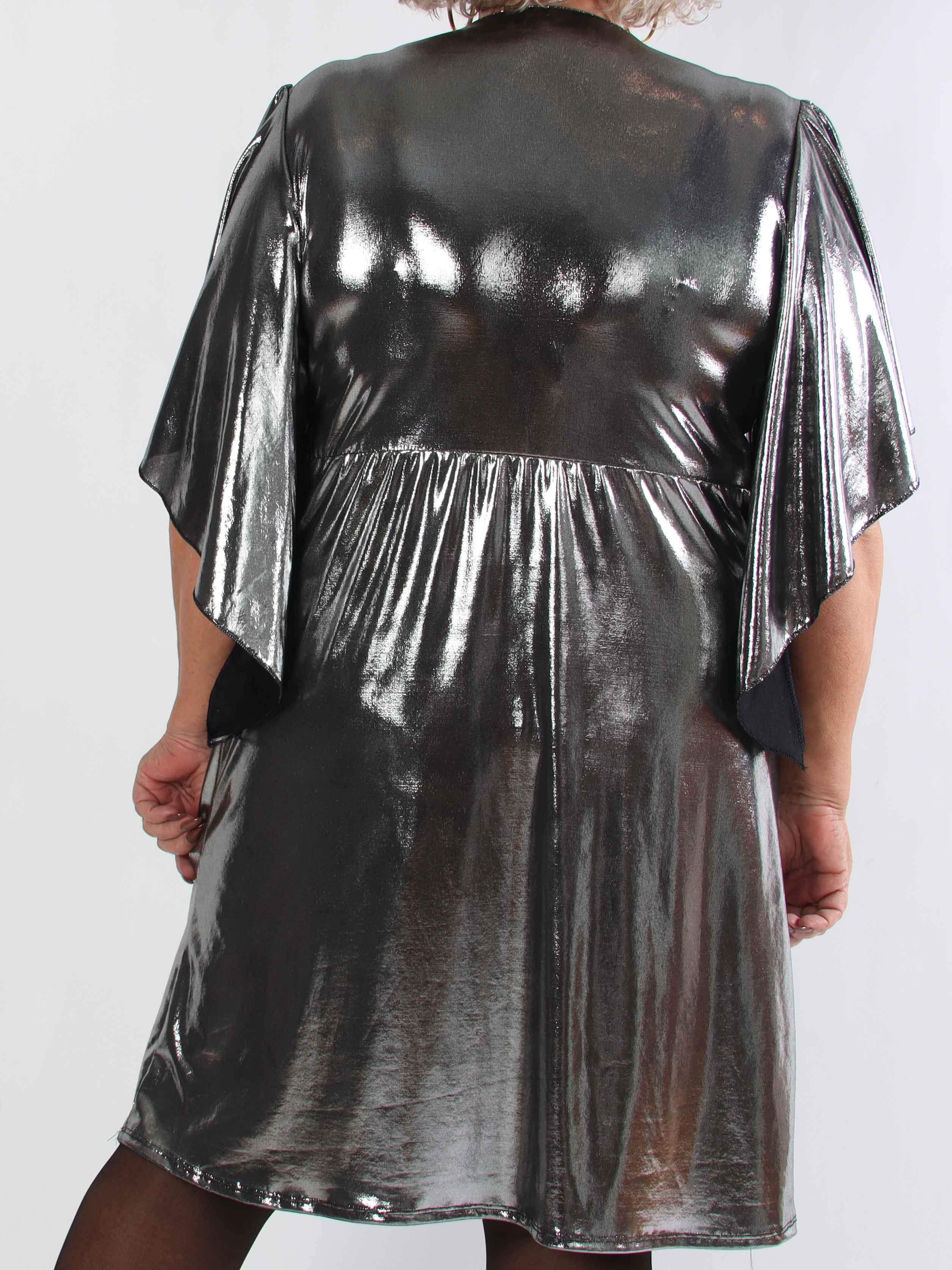 Safi - Elegant plus size kjole shiny materiale med søde ærmer