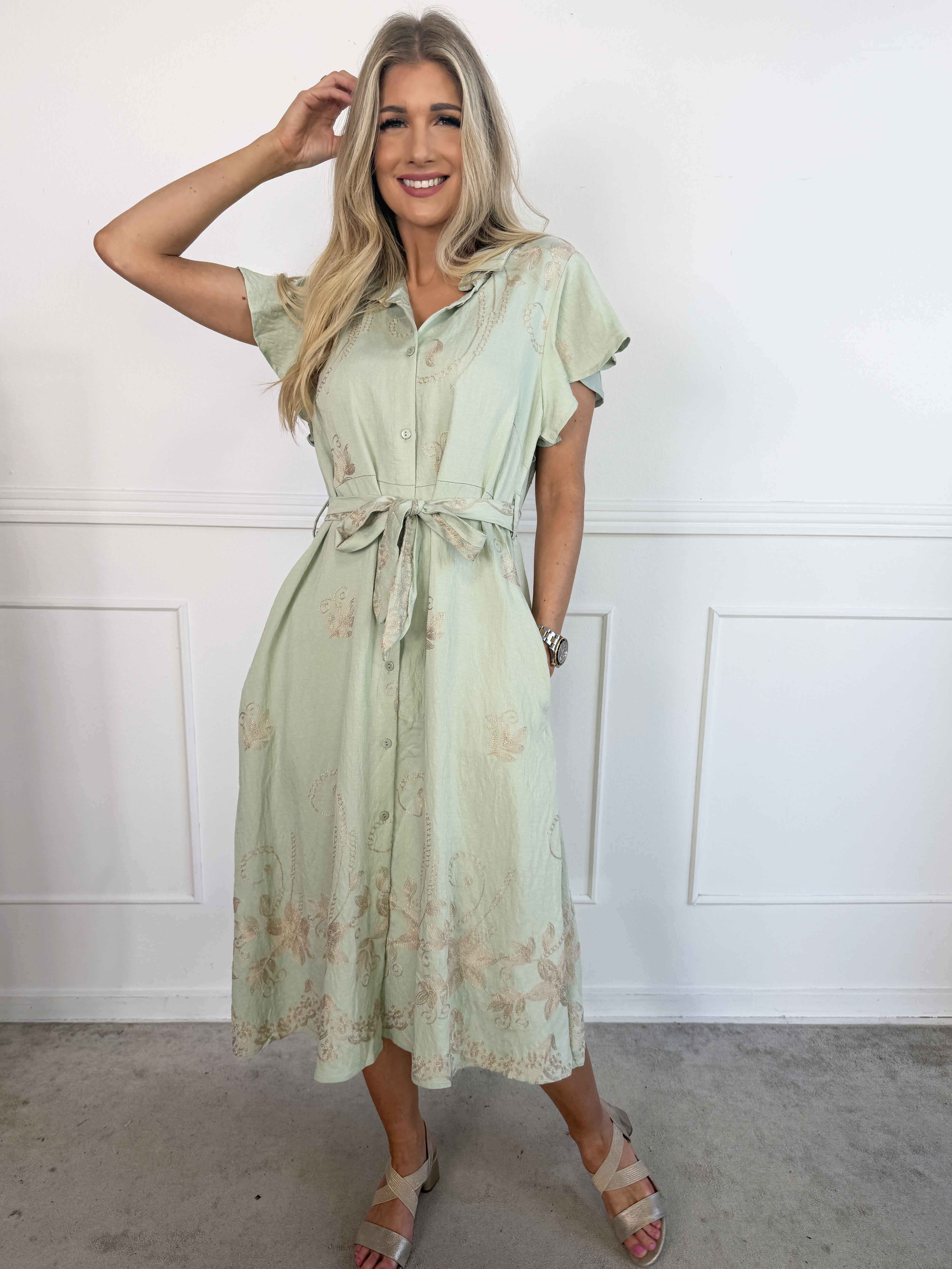 Marianne - Skjortekjole i viskose med broderede detaljer og flæseærmer.