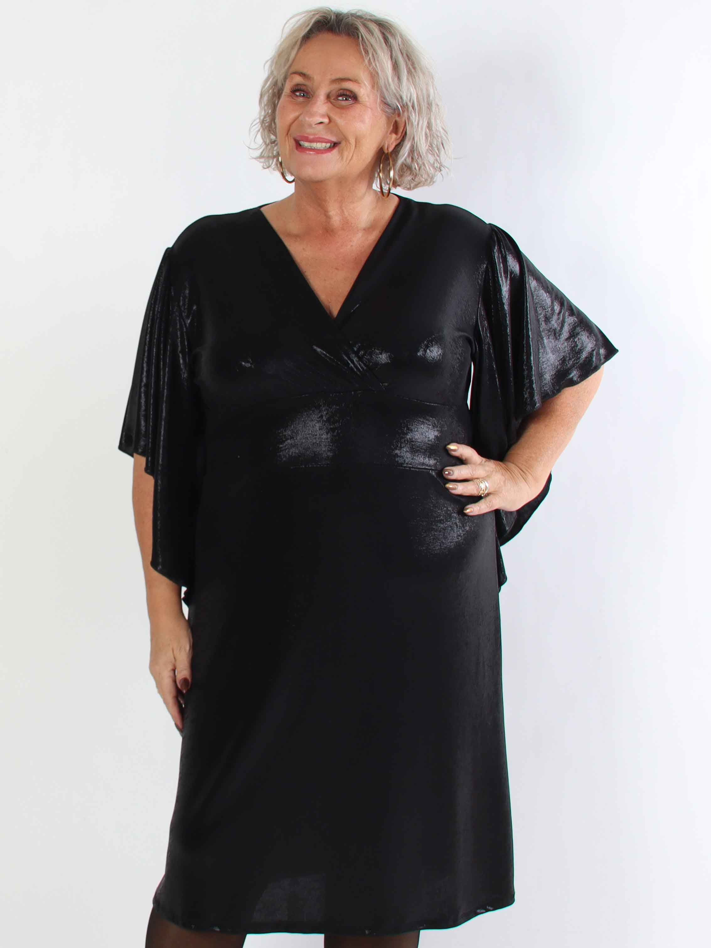 Safi - Elegant plus size kjole shiny materiale med søde ærmer