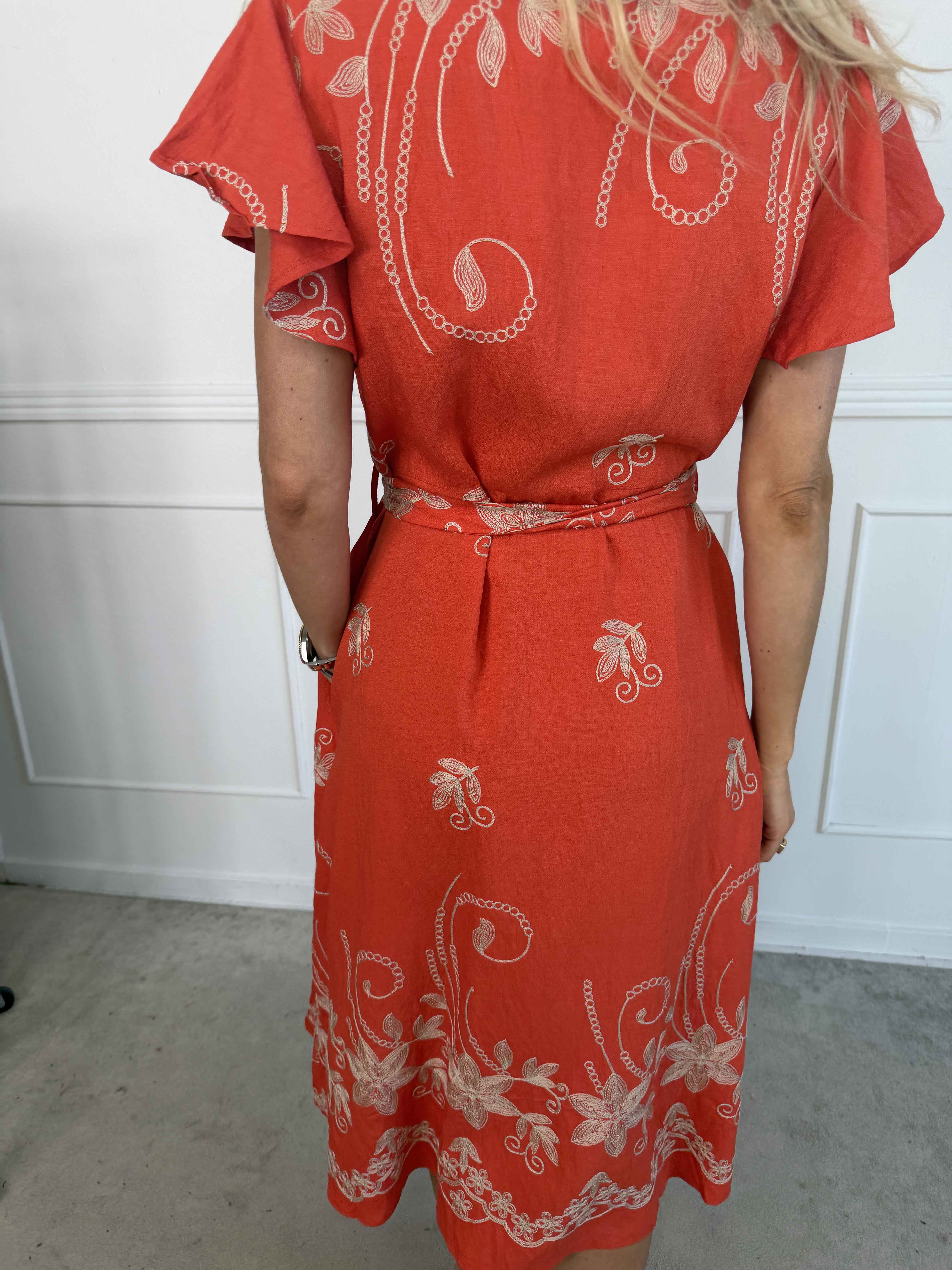 Marianne - Skjortekjole i viskose med broderede detaljer og flæseærmer.