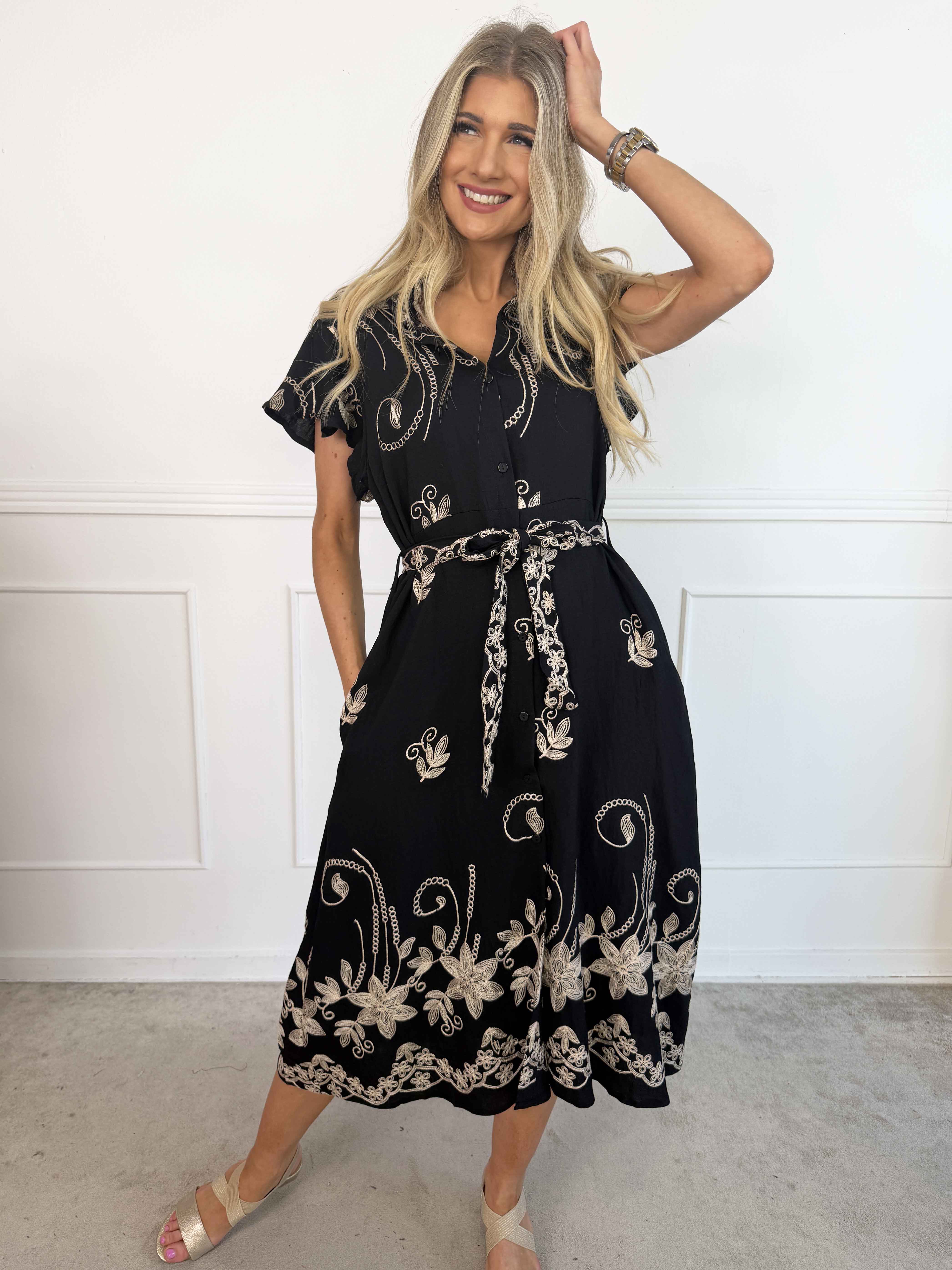 Marianne - Skjortekjole i viskose med broderede detaljer og flæseærmer.