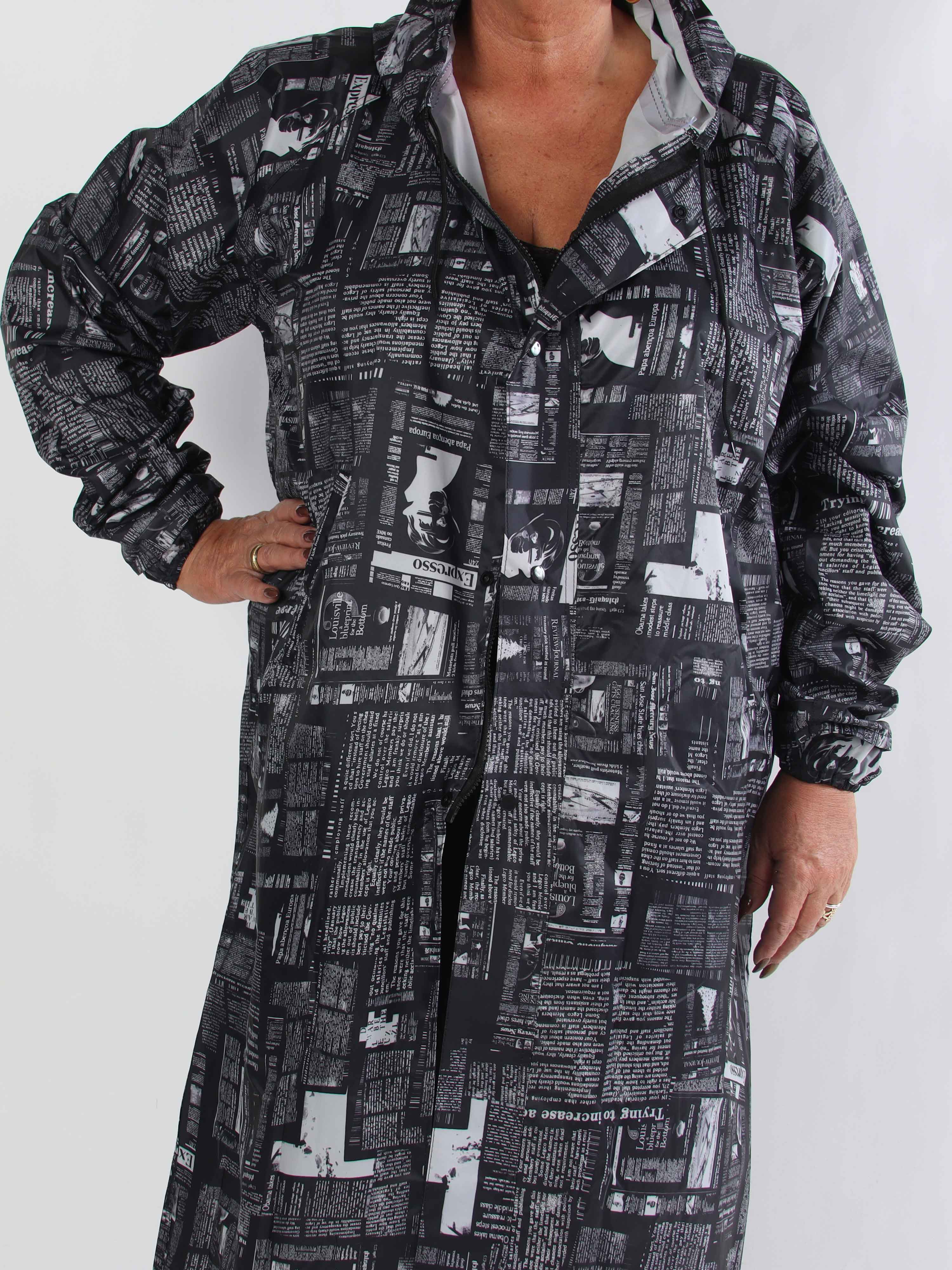 Reina Print - Plus size regnjakke med avisprint