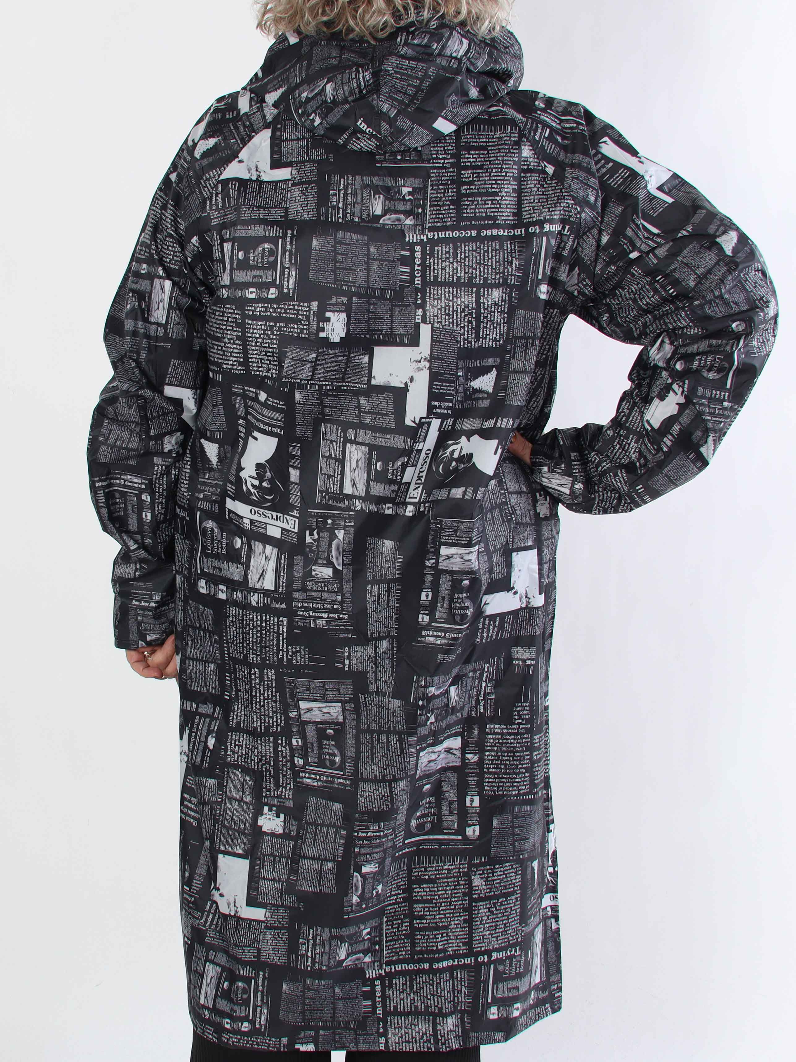 Reina Print - Plus size regnjakke med avisprint