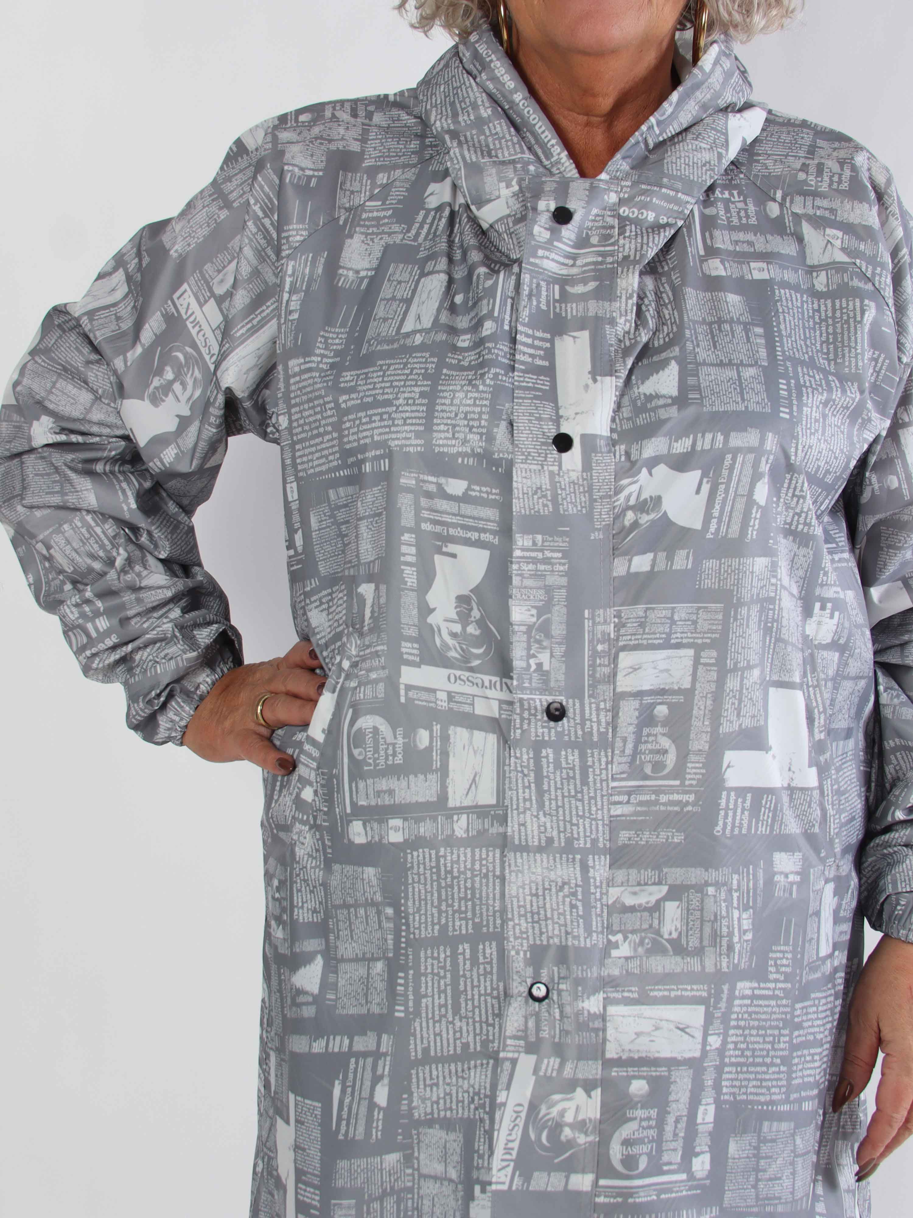 Reina Print - Plus size regnjakke med avisprint