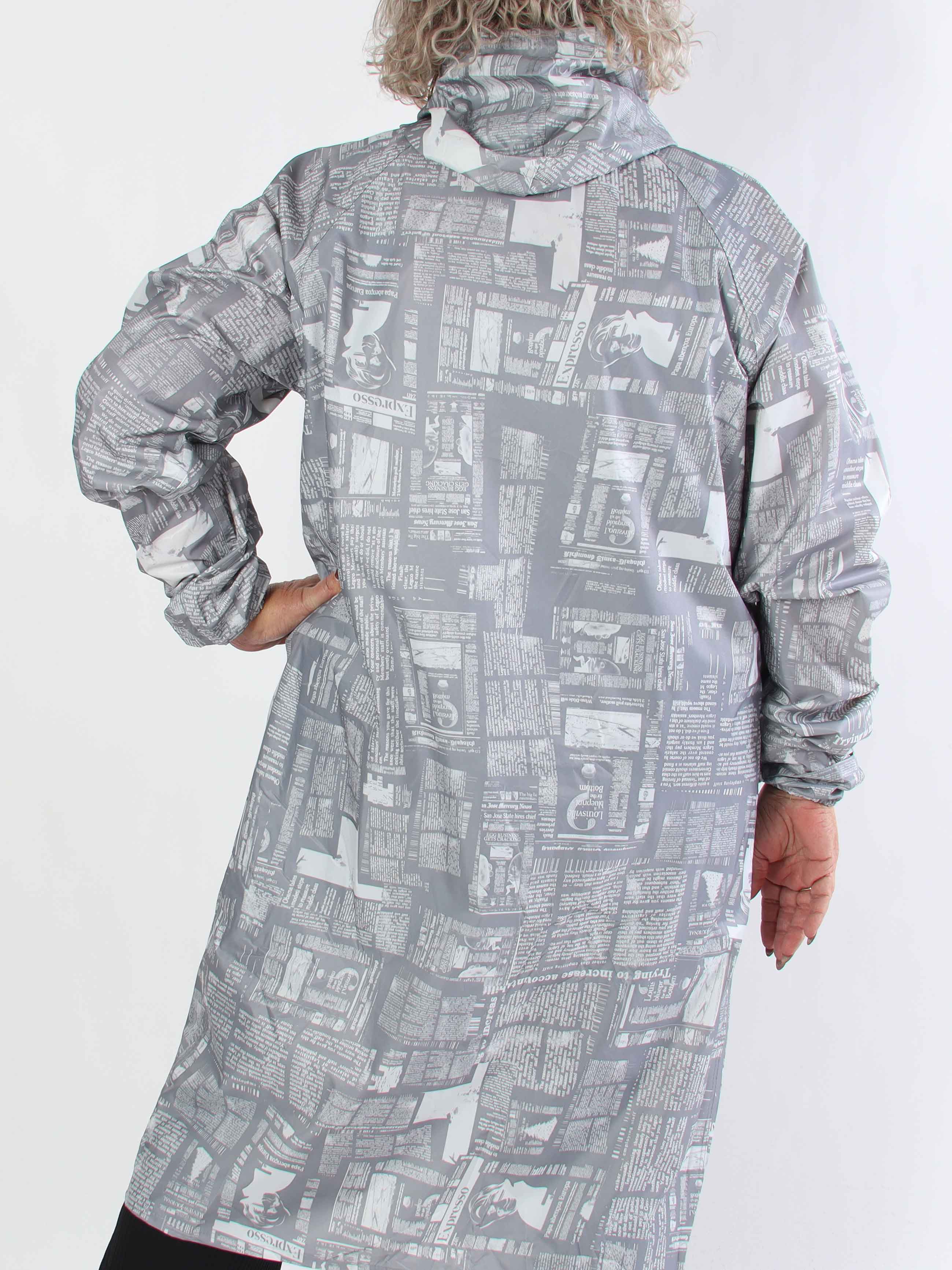 Reina Print - Plus size regnjakke med avisprint
