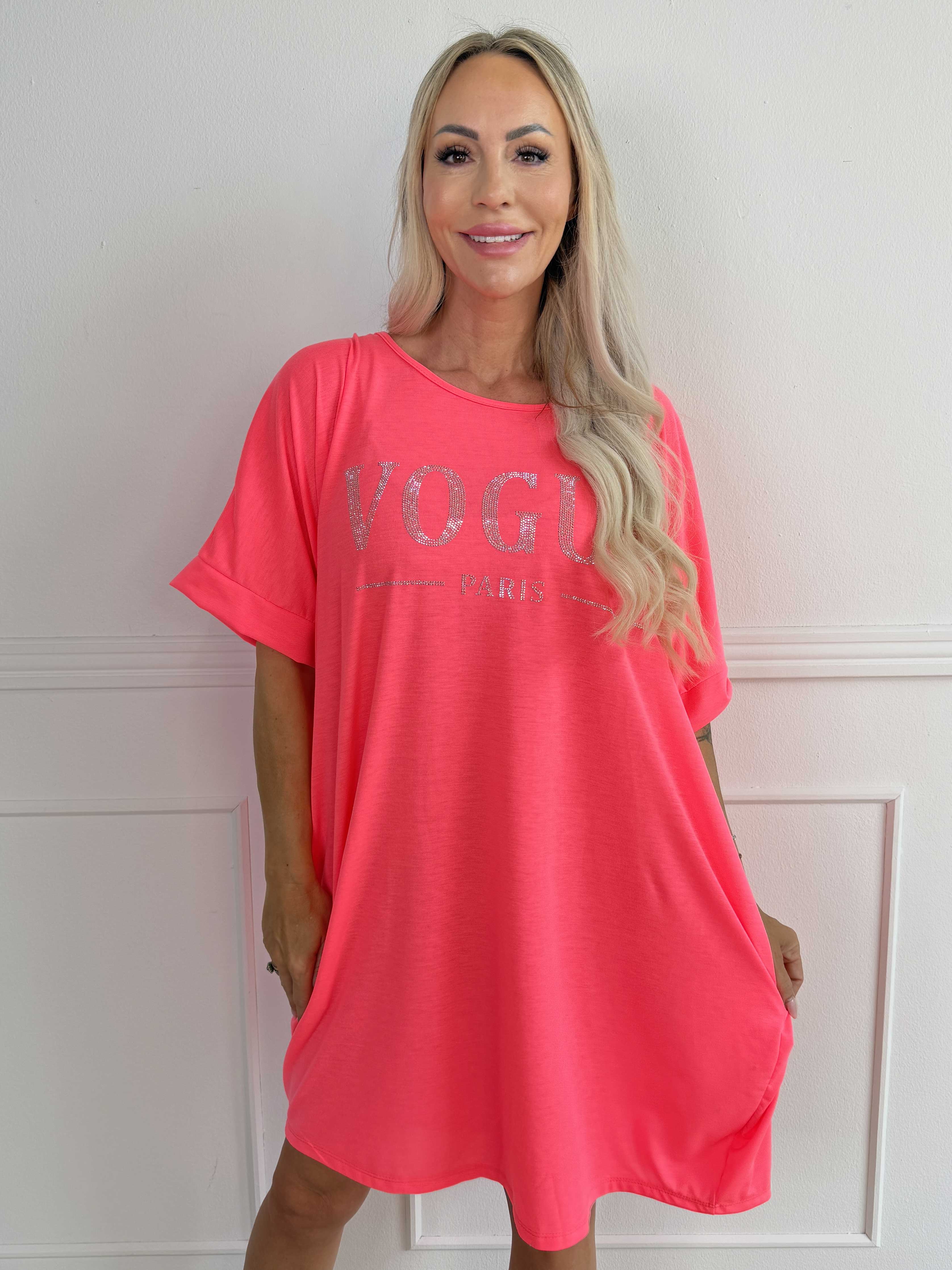 Berna - T-shirtkjole i bomuld med lommer og glimtende “VOGUE”-detalje