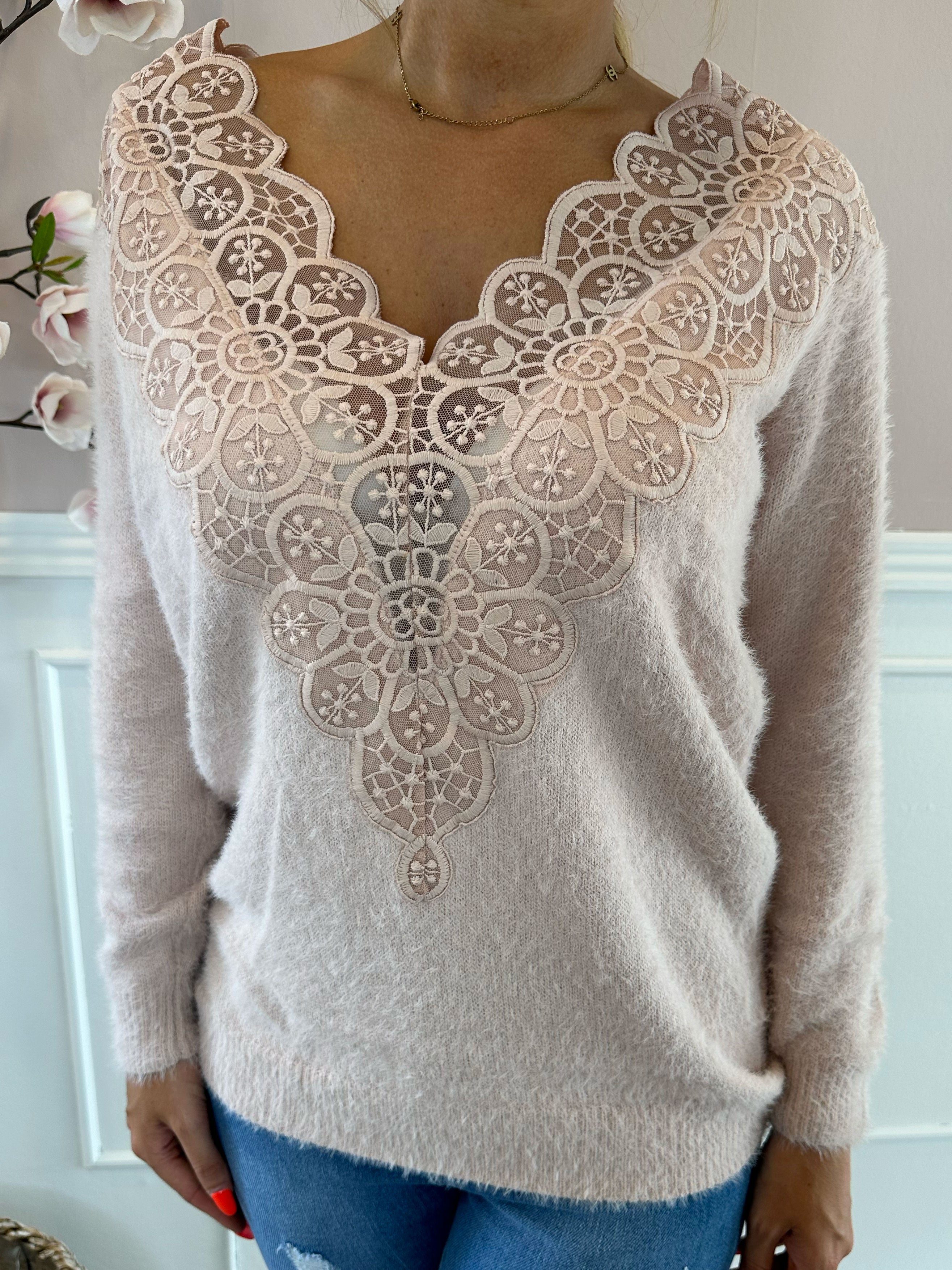 Irina - Blød strik med detaljeret blonderyg