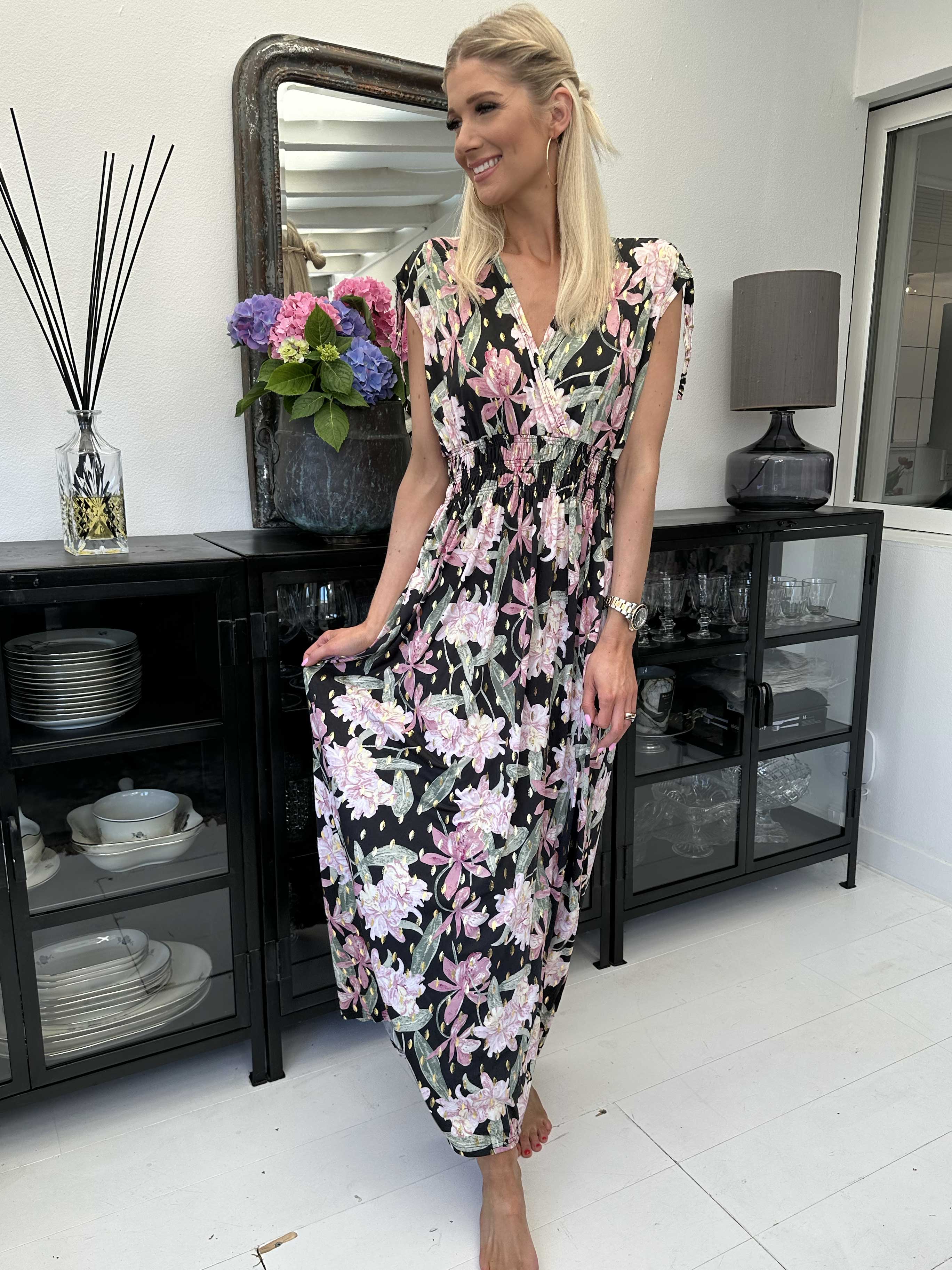 Pams Flower Sleeveless - Lang blomstret kjole i krølfrit stof