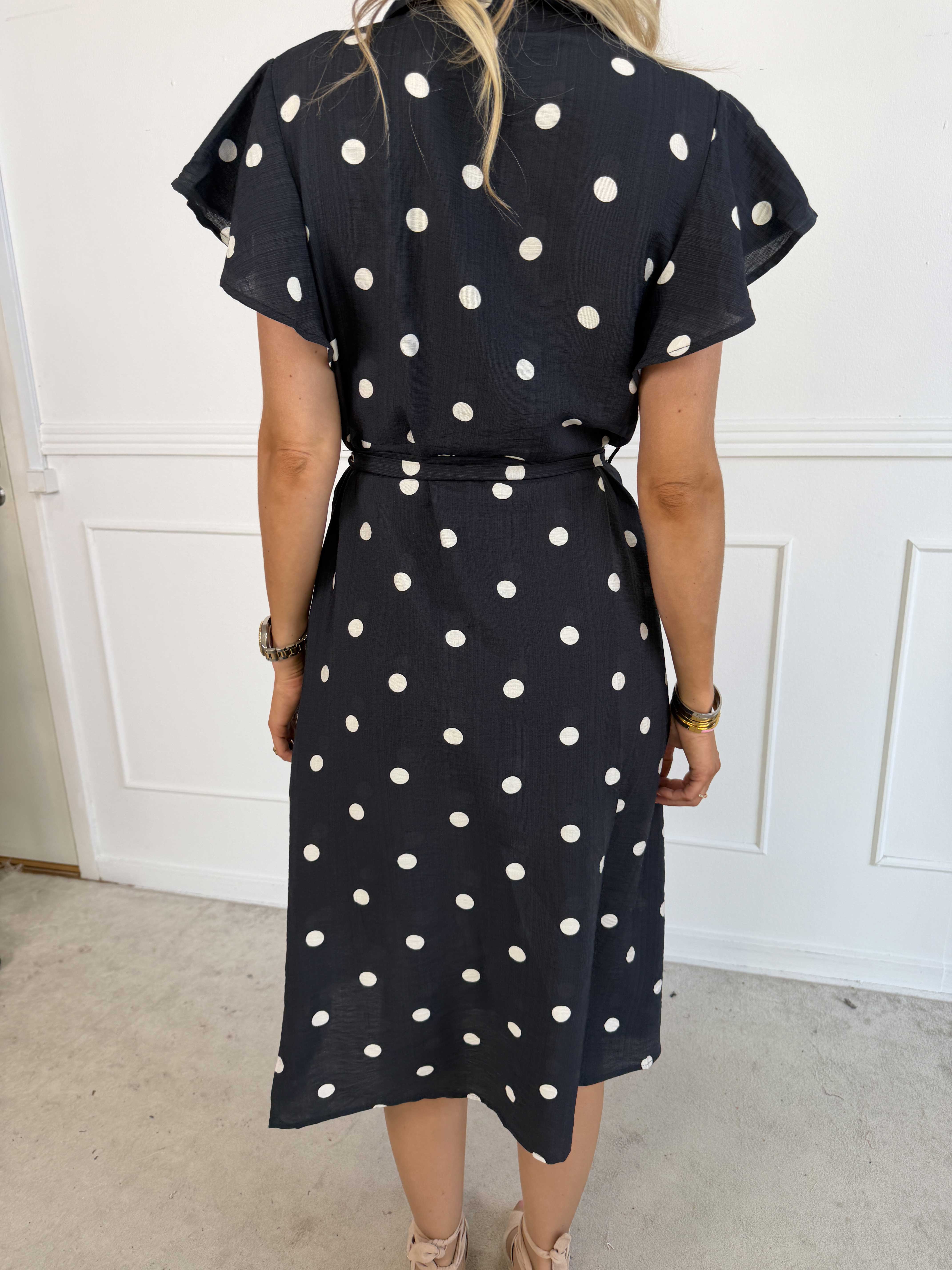 Tuva - Skjortekjole i viskose med flæseærmer og prikker