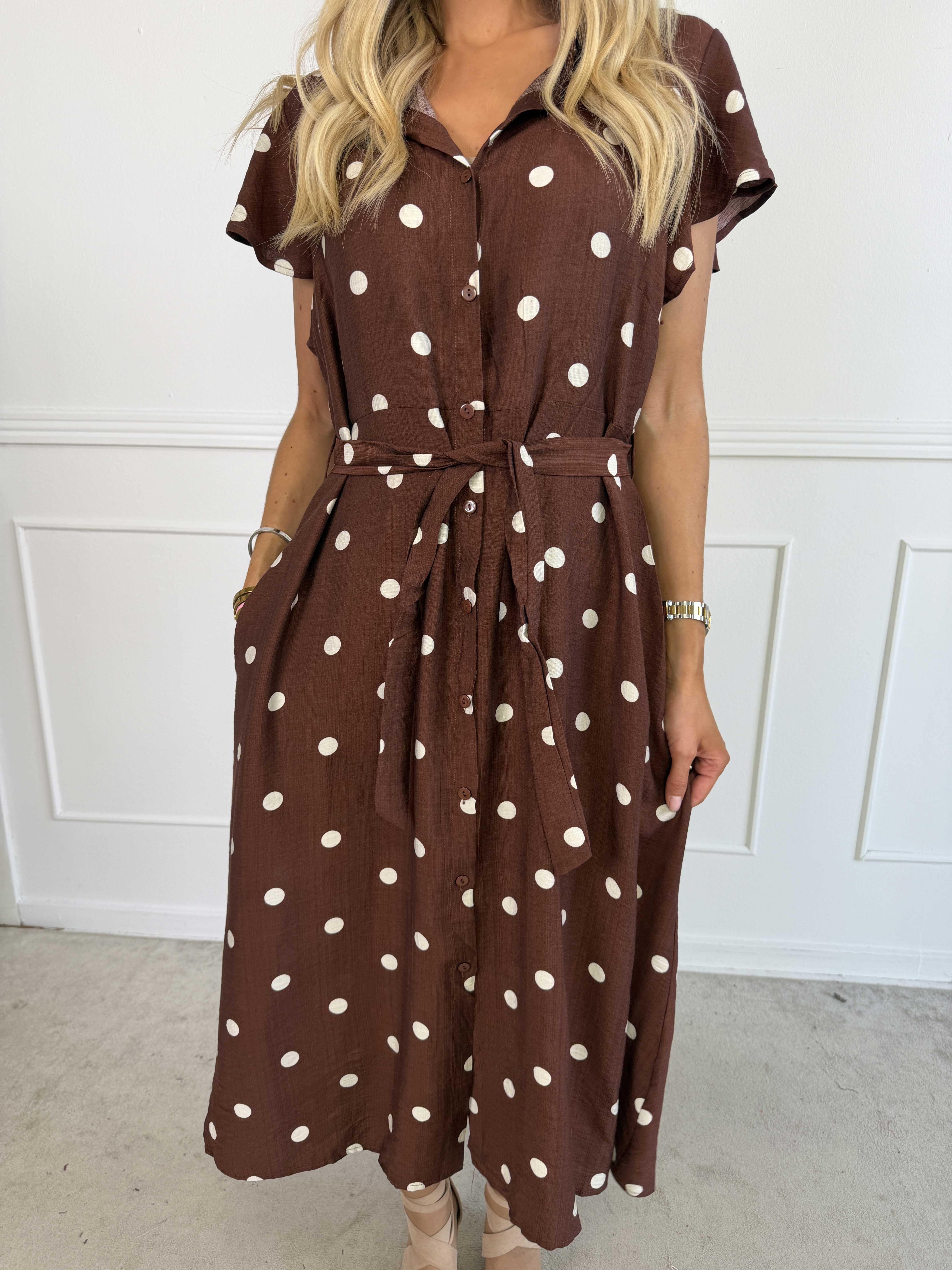 Tuva - Skjortekjole i viskose med flæseærmer og hvide prikker