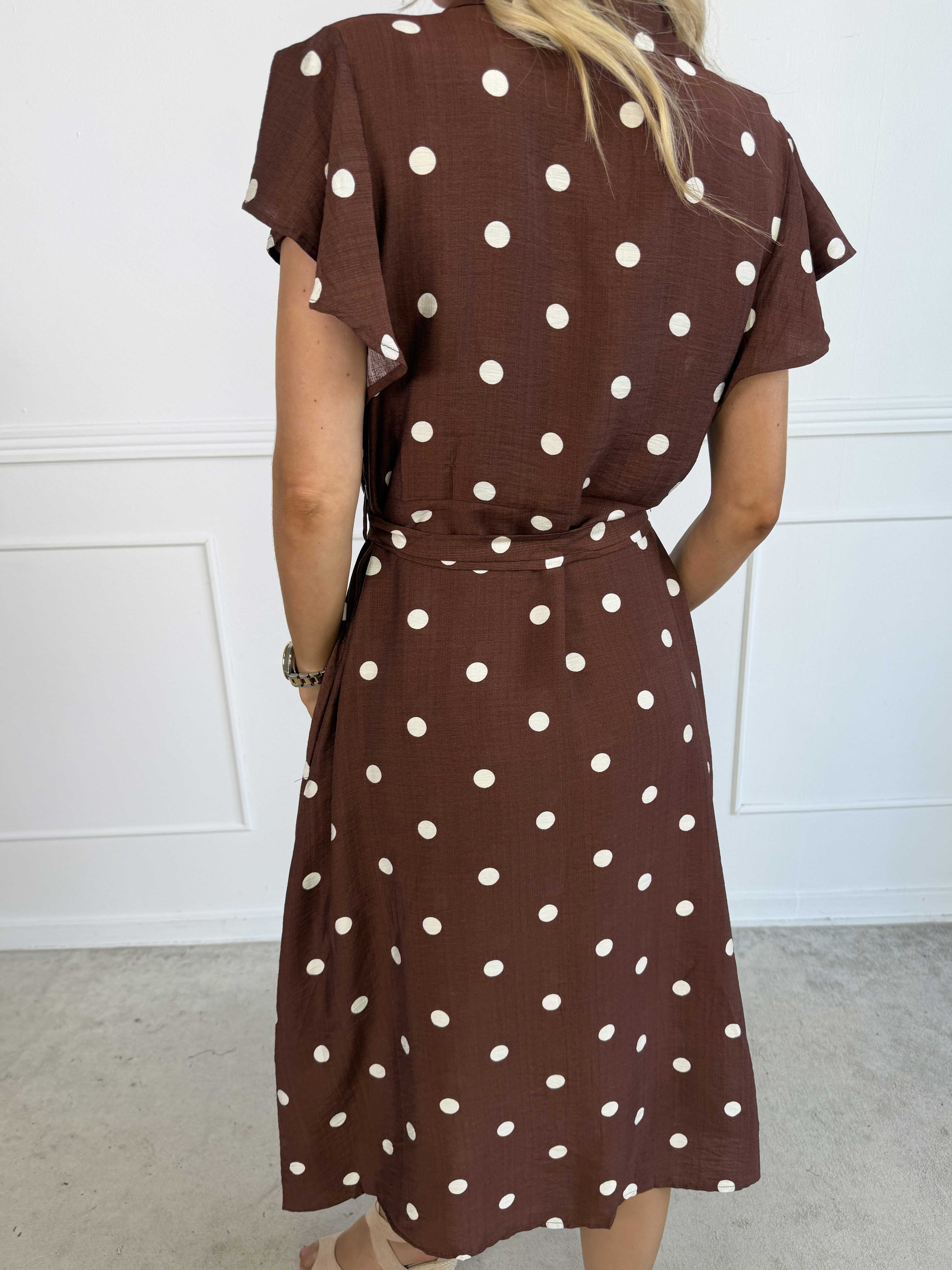 Tuva - Skjortekjole i viskose med flæseærmer og prikker